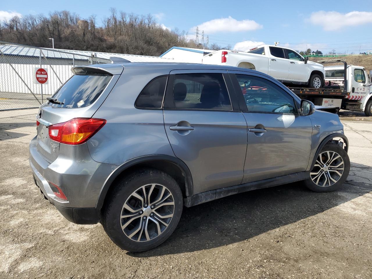 Photo 2 VIN: JA4AR3AW9JZ028997 - MITSUBISHI OUTLANDER 