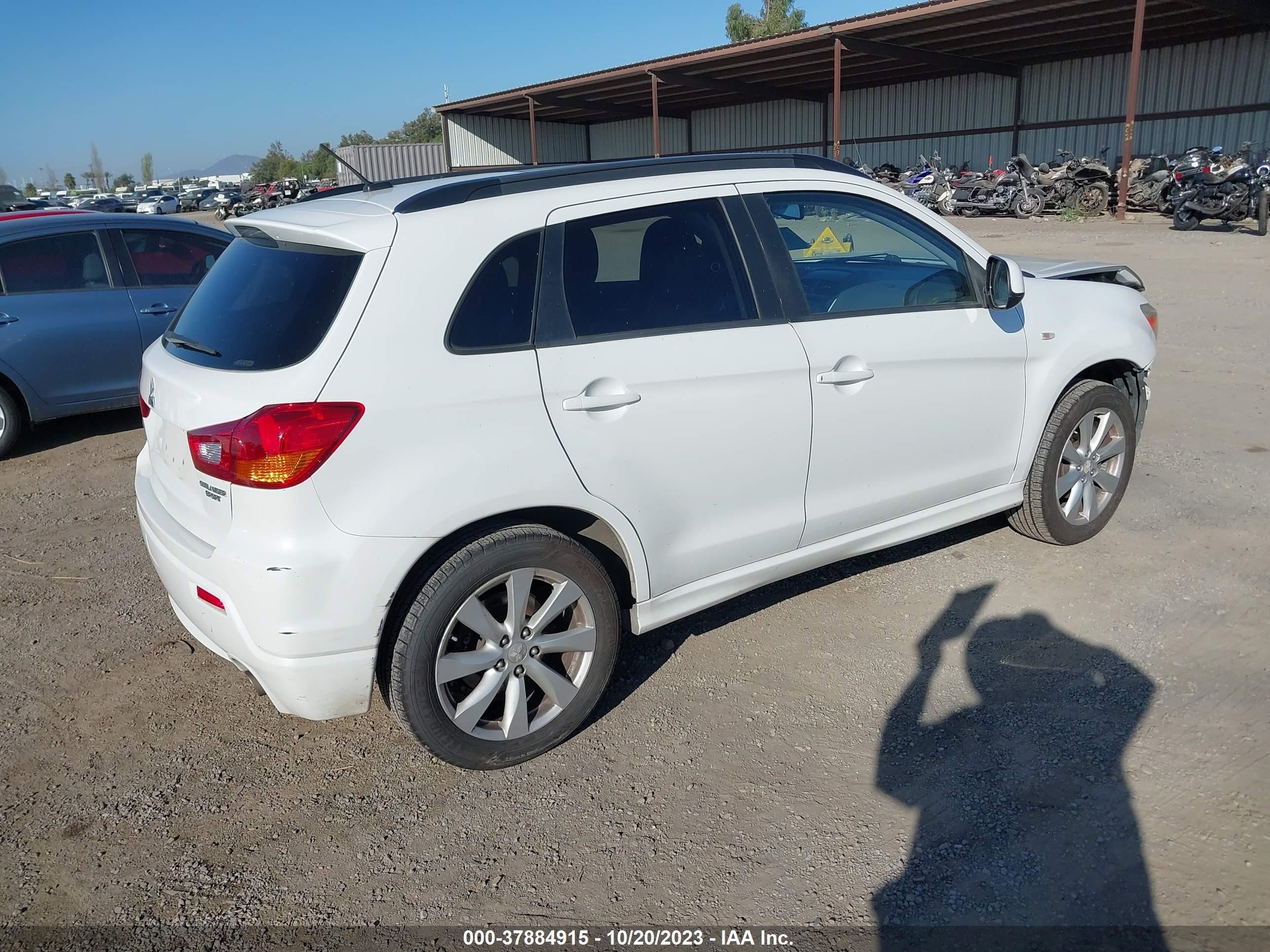 Photo 3 VIN: JA4AR4AU1CZ006239 - MITSUBISHI OUTLANDER 