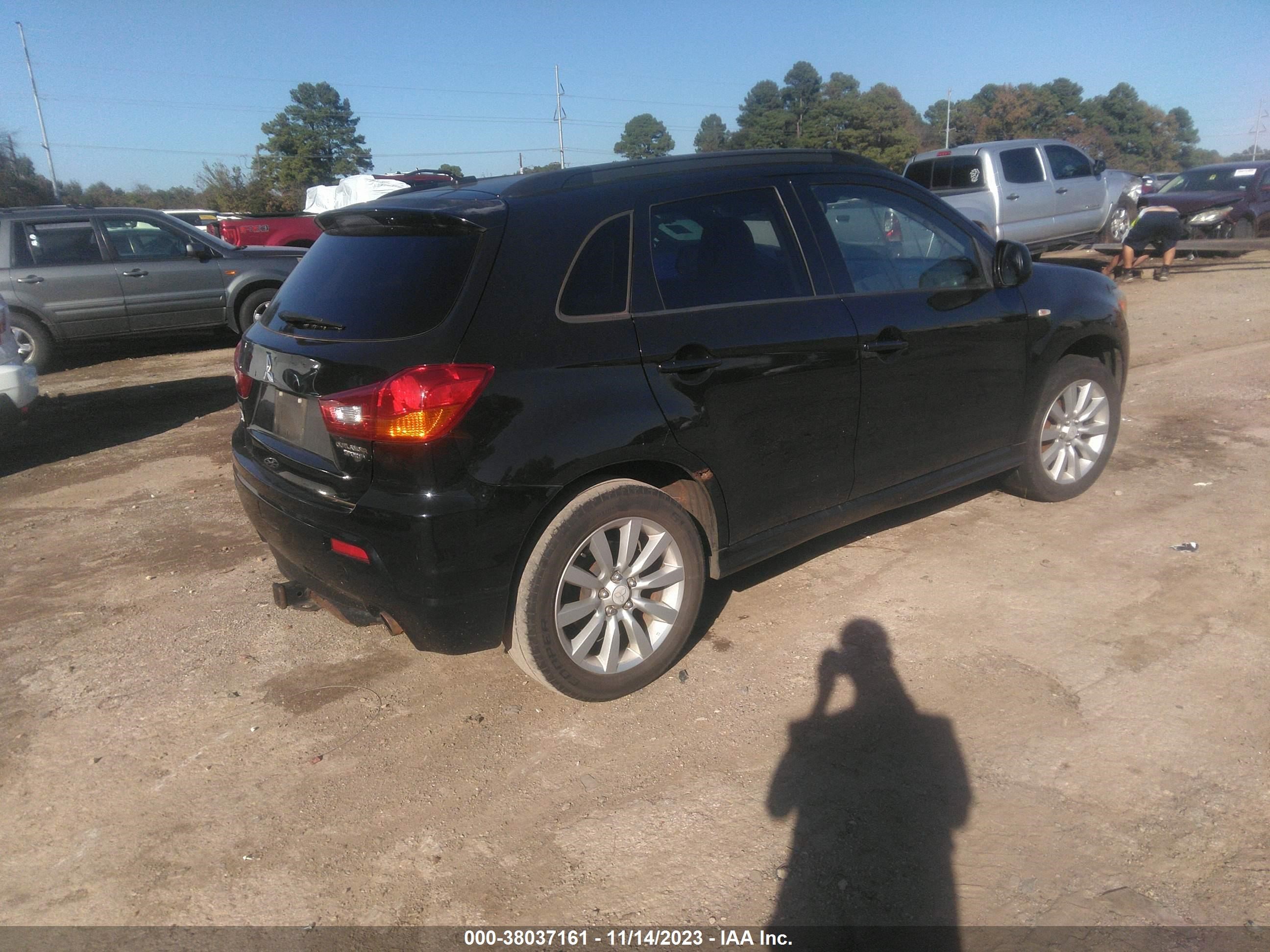 Photo 3 VIN: JA4AR4AU5BZ012981 - MITSUBISHI OUTLANDER 