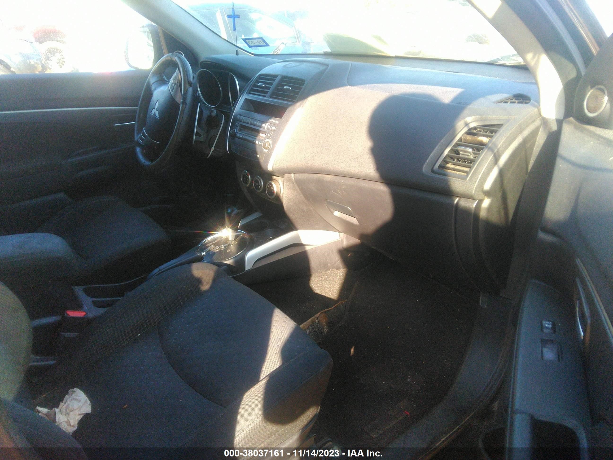 Photo 4 VIN: JA4AR4AU5BZ012981 - MITSUBISHI OUTLANDER 