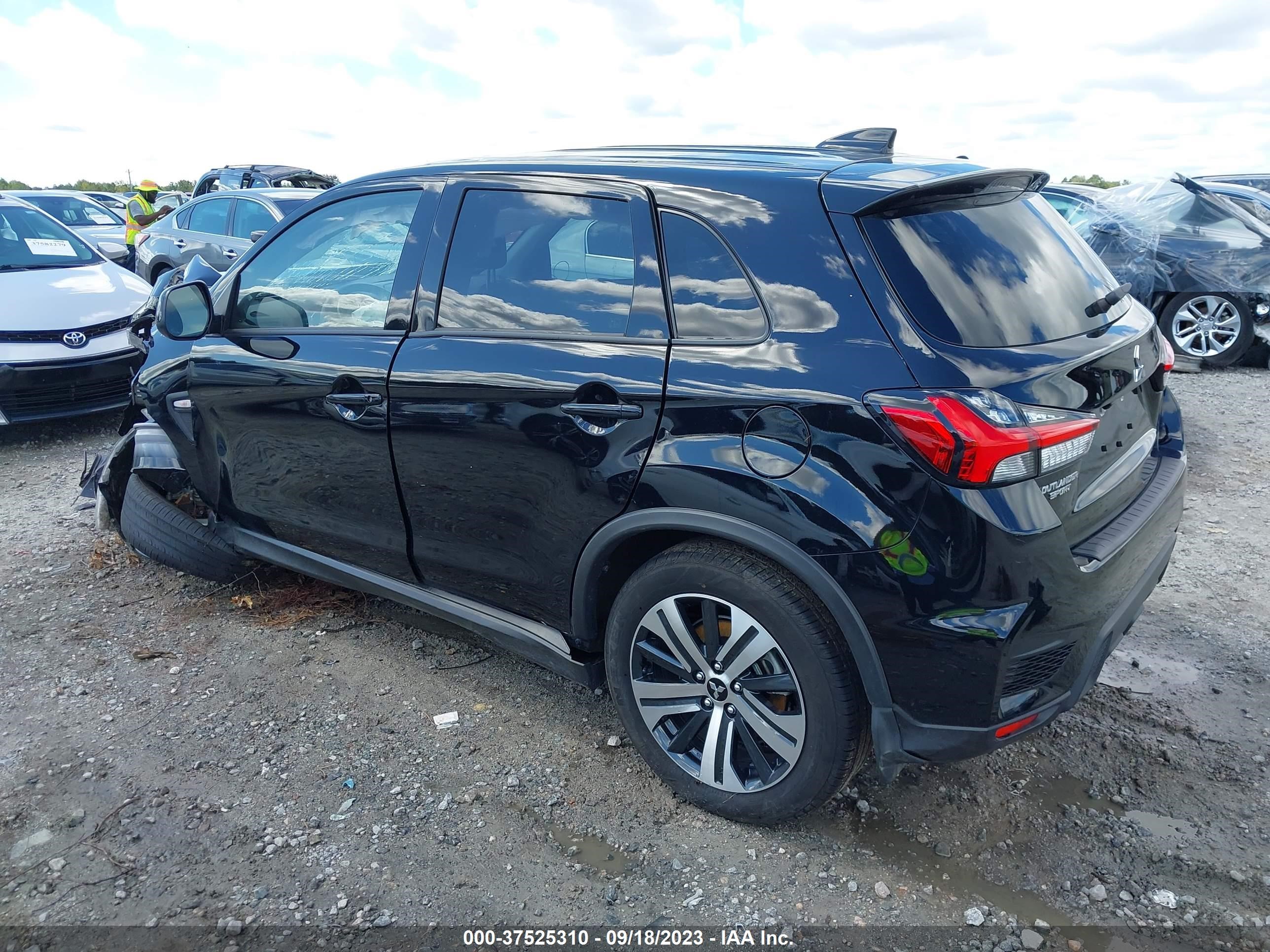 Photo 2 VIN: JA4ARUAU7PU008001 - MITSUBISHI OUTLANDER 