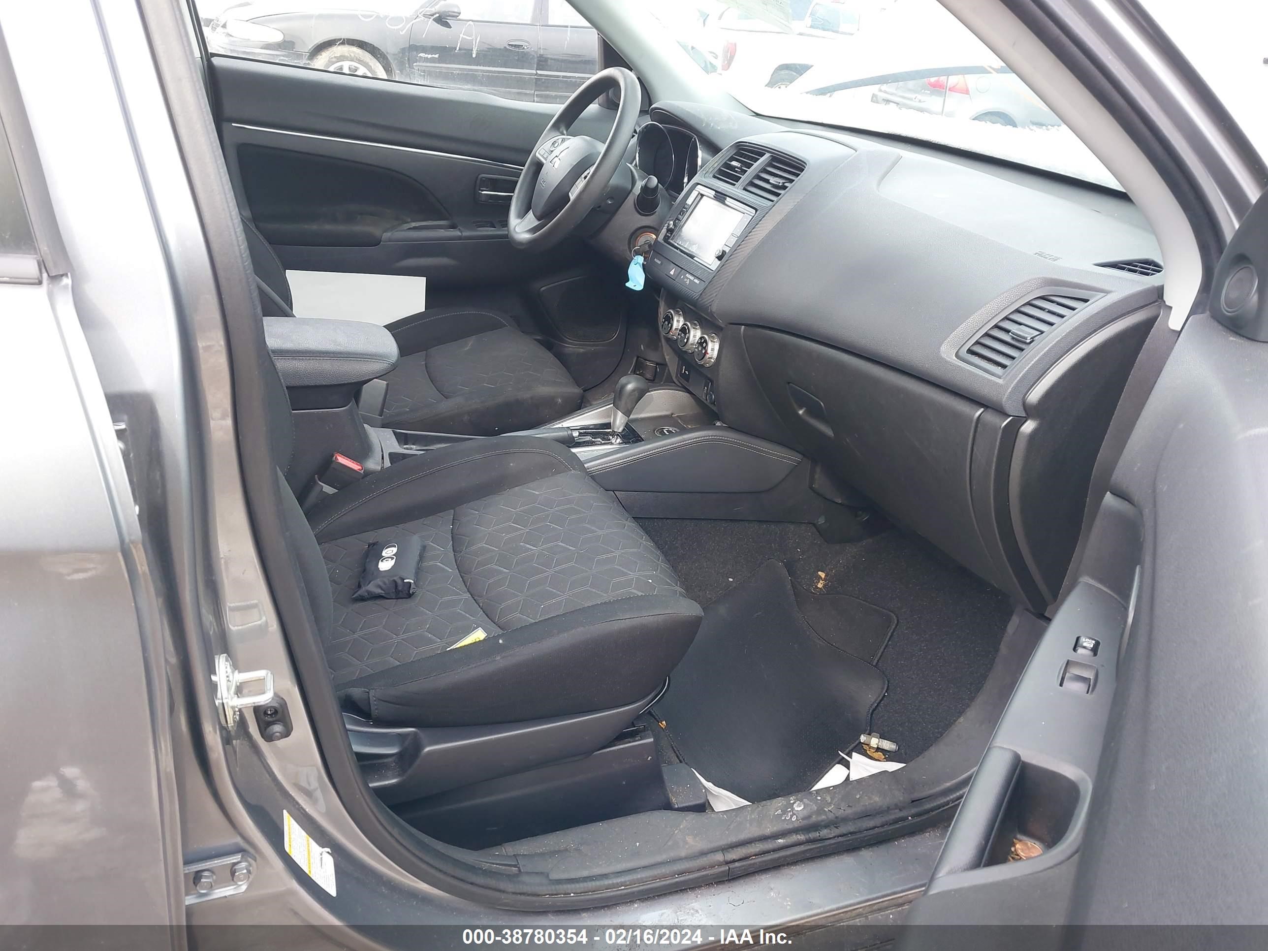 Photo 4 VIN: JA4ARUAU8NU023376 - MITSUBISHI OUTLANDER 