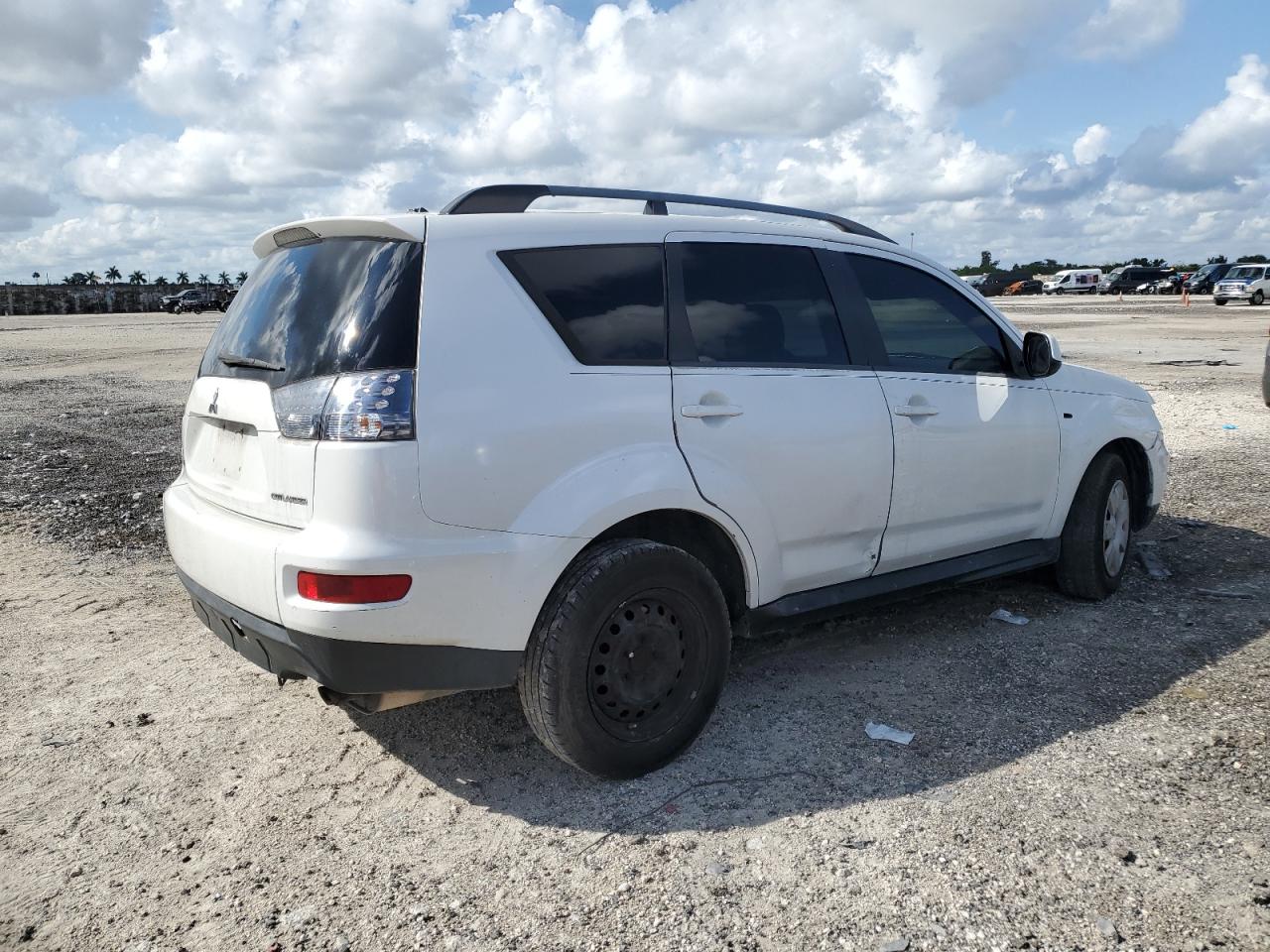 Photo 2 VIN: JA4AS2AW8BU038014 - MITSUBISHI OUTLANDER 