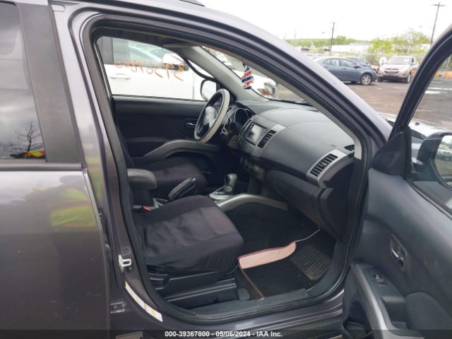 Photo 4 VIN: JA4AT3AW8AZ004112 - MITSUBISHI OUTLANDER 