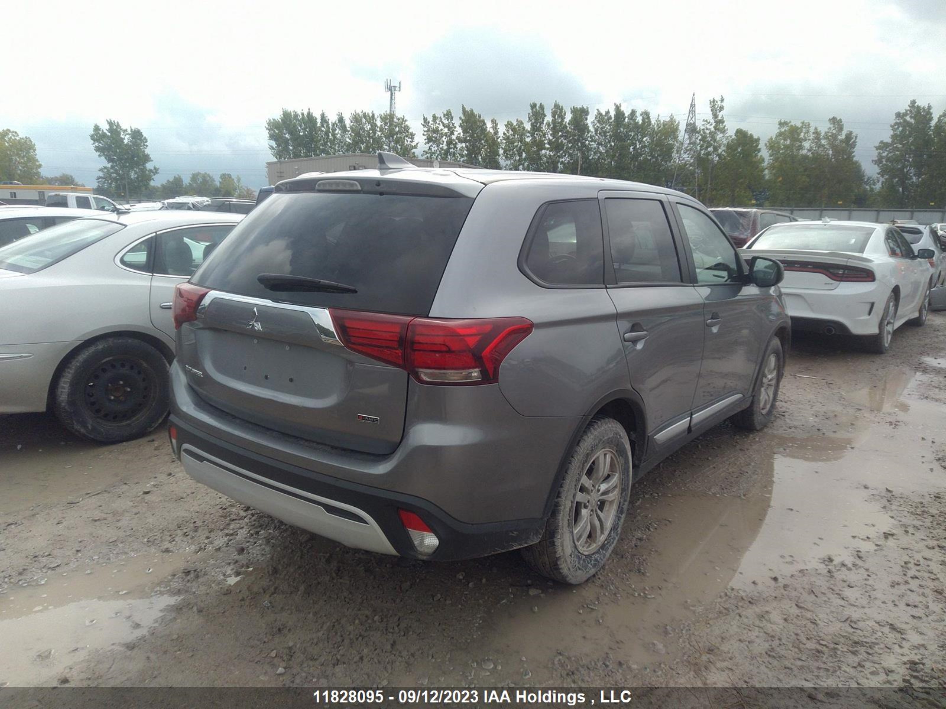 Photo 3 VIN: JA4AZ2A36LZ609229 - MITSUBISHI OUTLANDER 