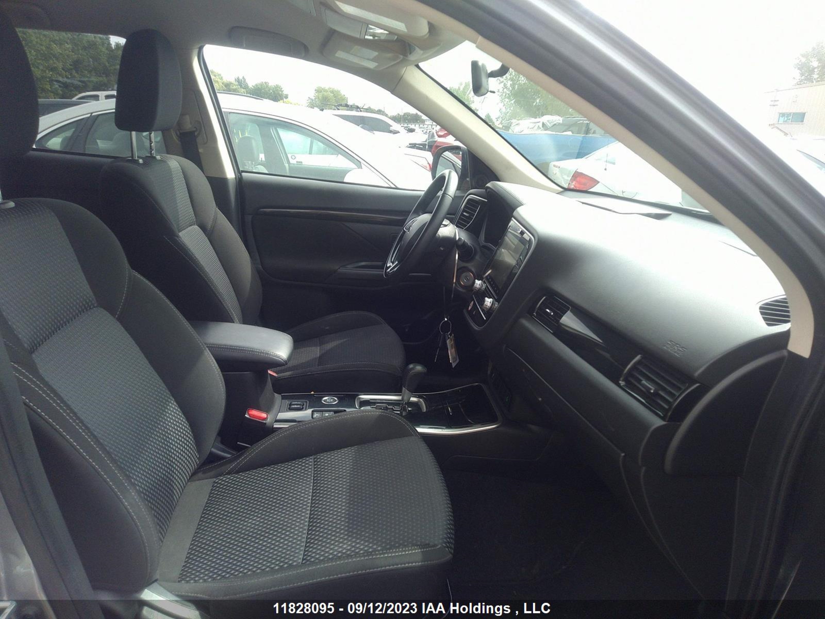 Photo 4 VIN: JA4AZ2A36LZ609229 - MITSUBISHI OUTLANDER 