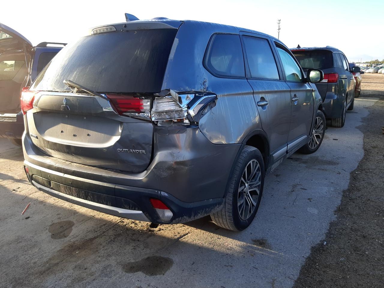 Photo 3 VIN: JA4AZ2A37JZ014032 - MITSUBISHI OUTLANDER 