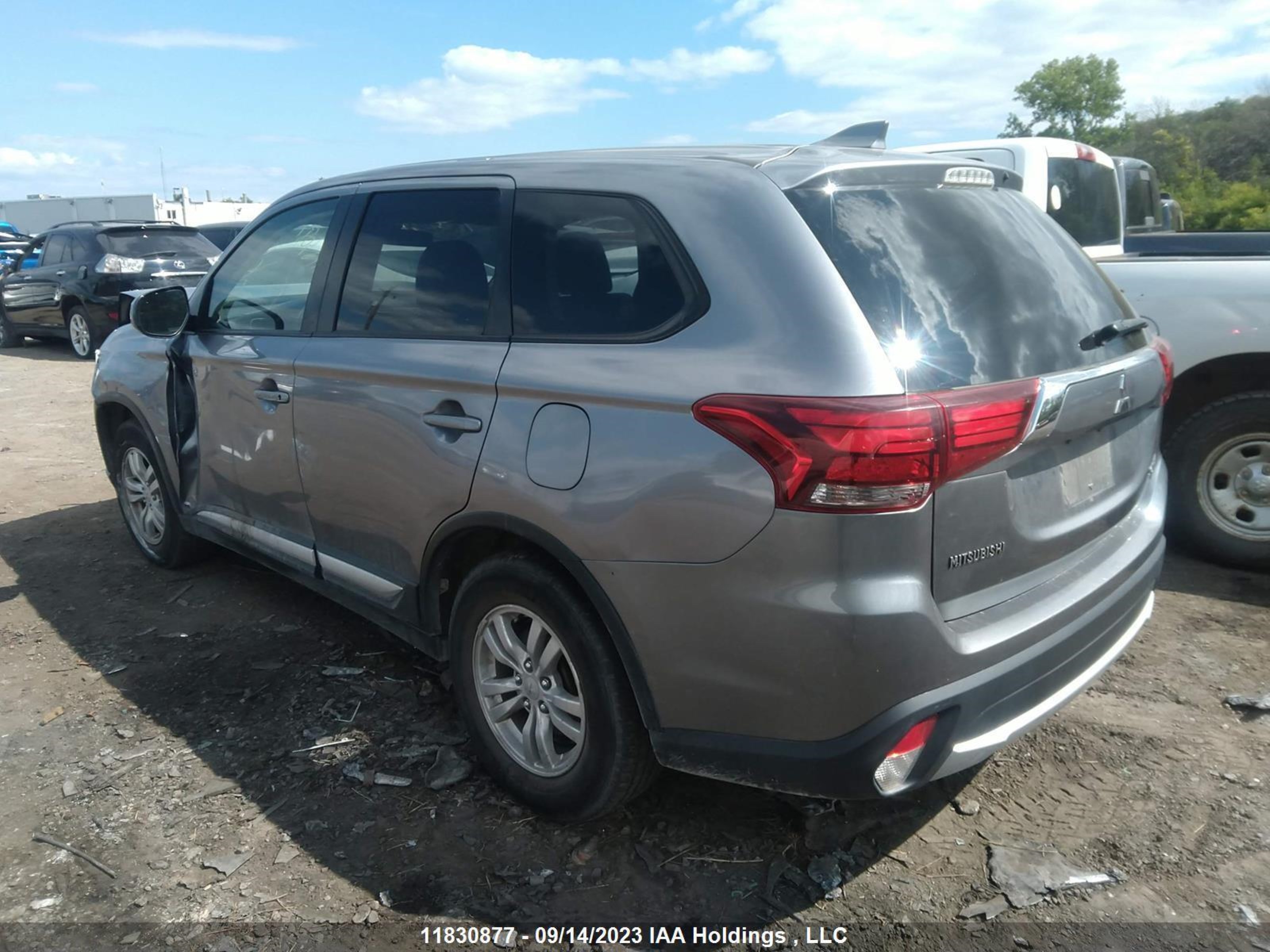 Photo 2 VIN: JA4AZ2A38JZ615840 - MITSUBISHI OUTLANDER 