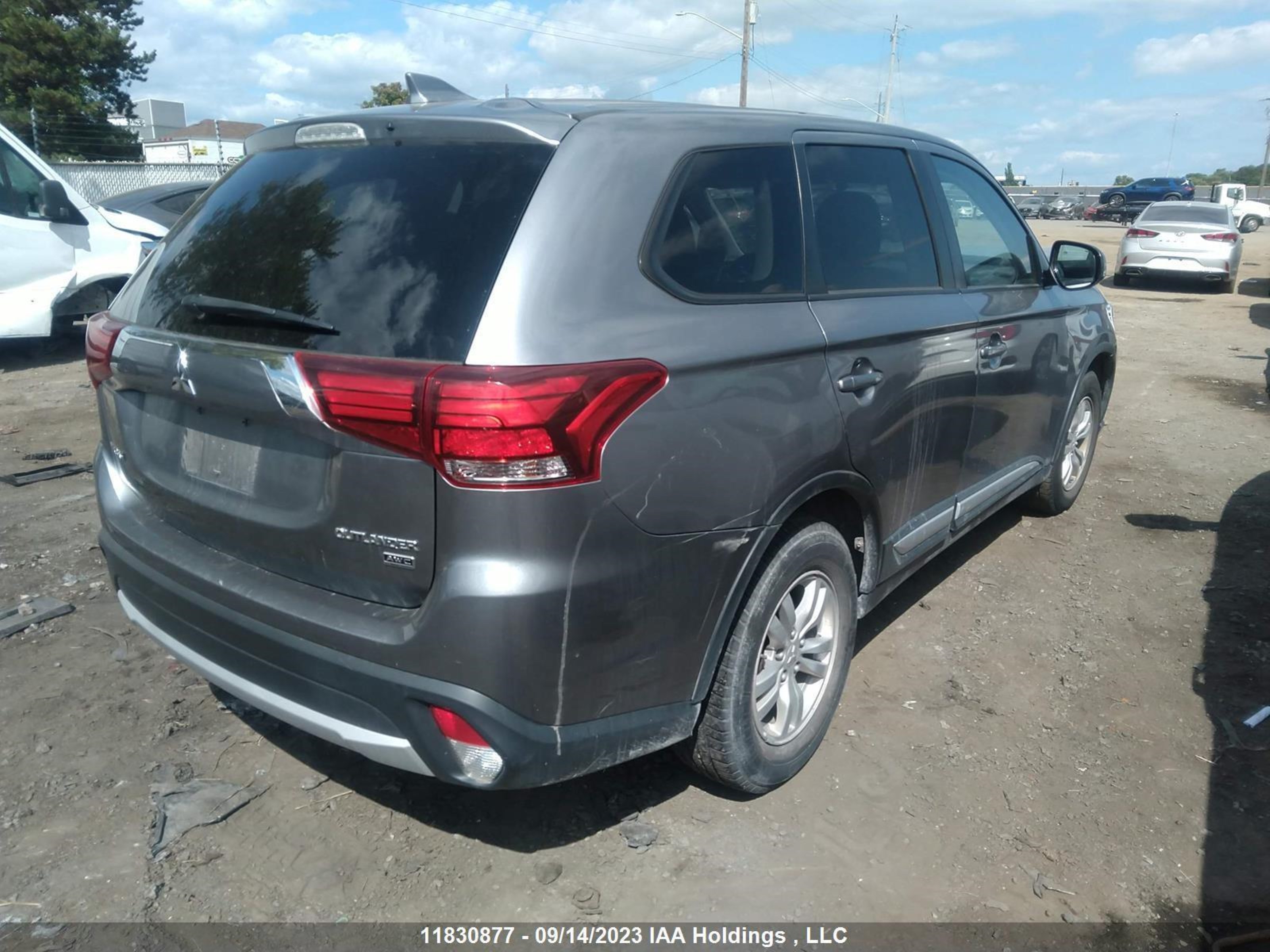 Photo 3 VIN: JA4AZ2A38JZ615840 - MITSUBISHI OUTLANDER 