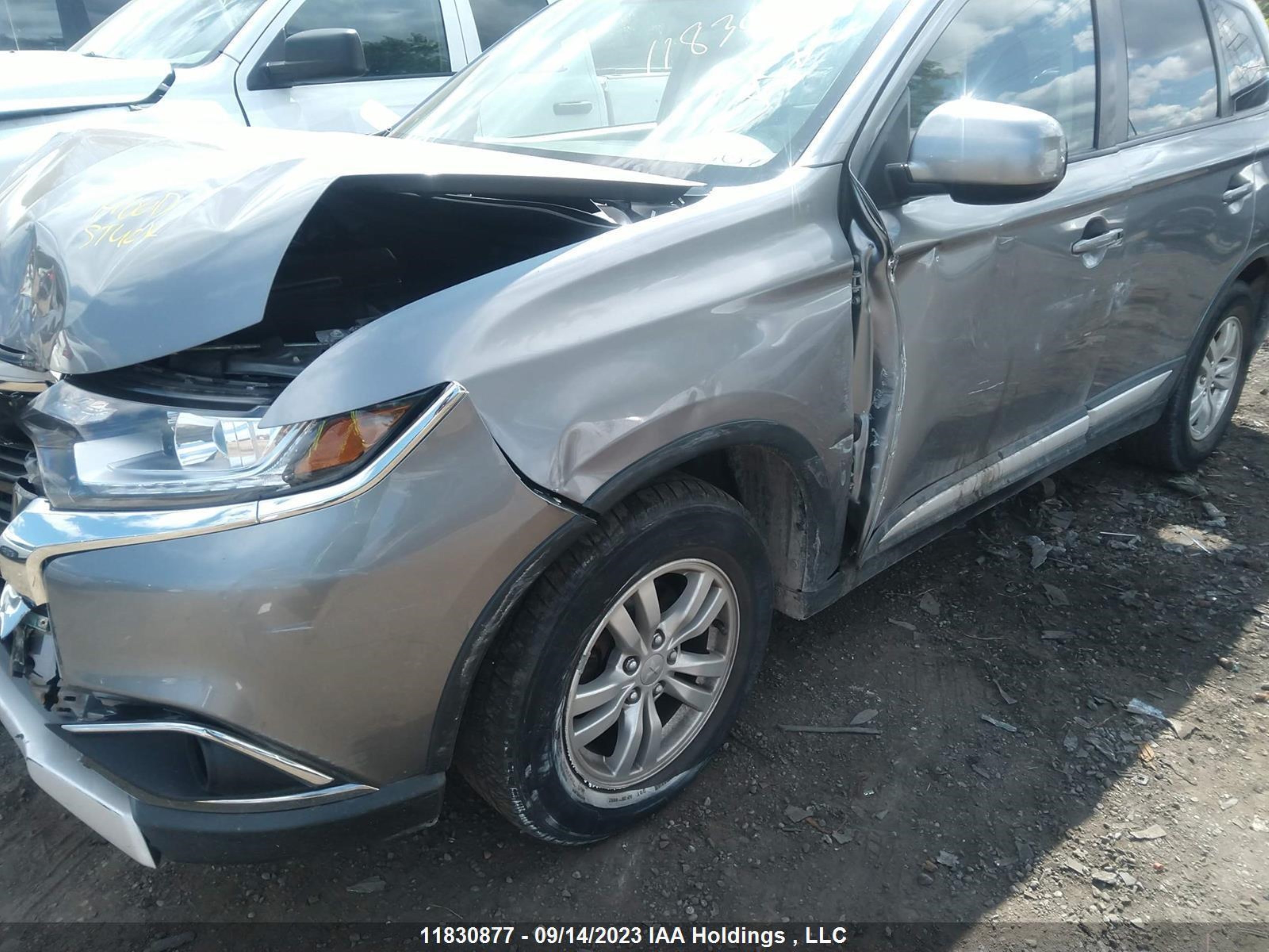 Photo 5 VIN: JA4AZ2A38JZ615840 - MITSUBISHI OUTLANDER 