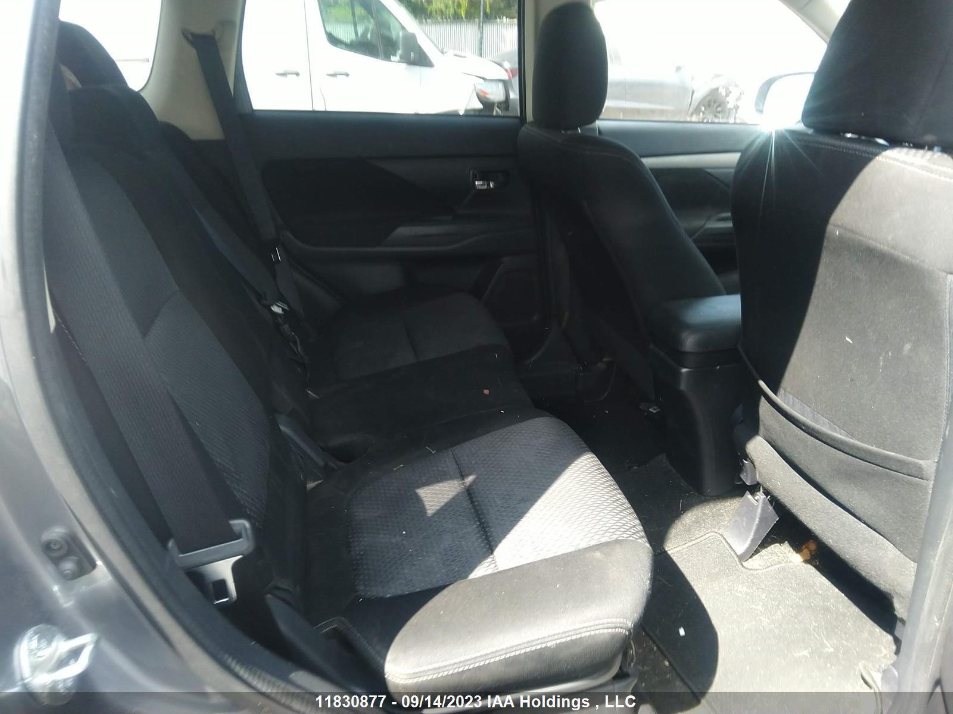 Photo 7 VIN: JA4AZ2A38JZ615840 - MITSUBISHI OUTLANDER 