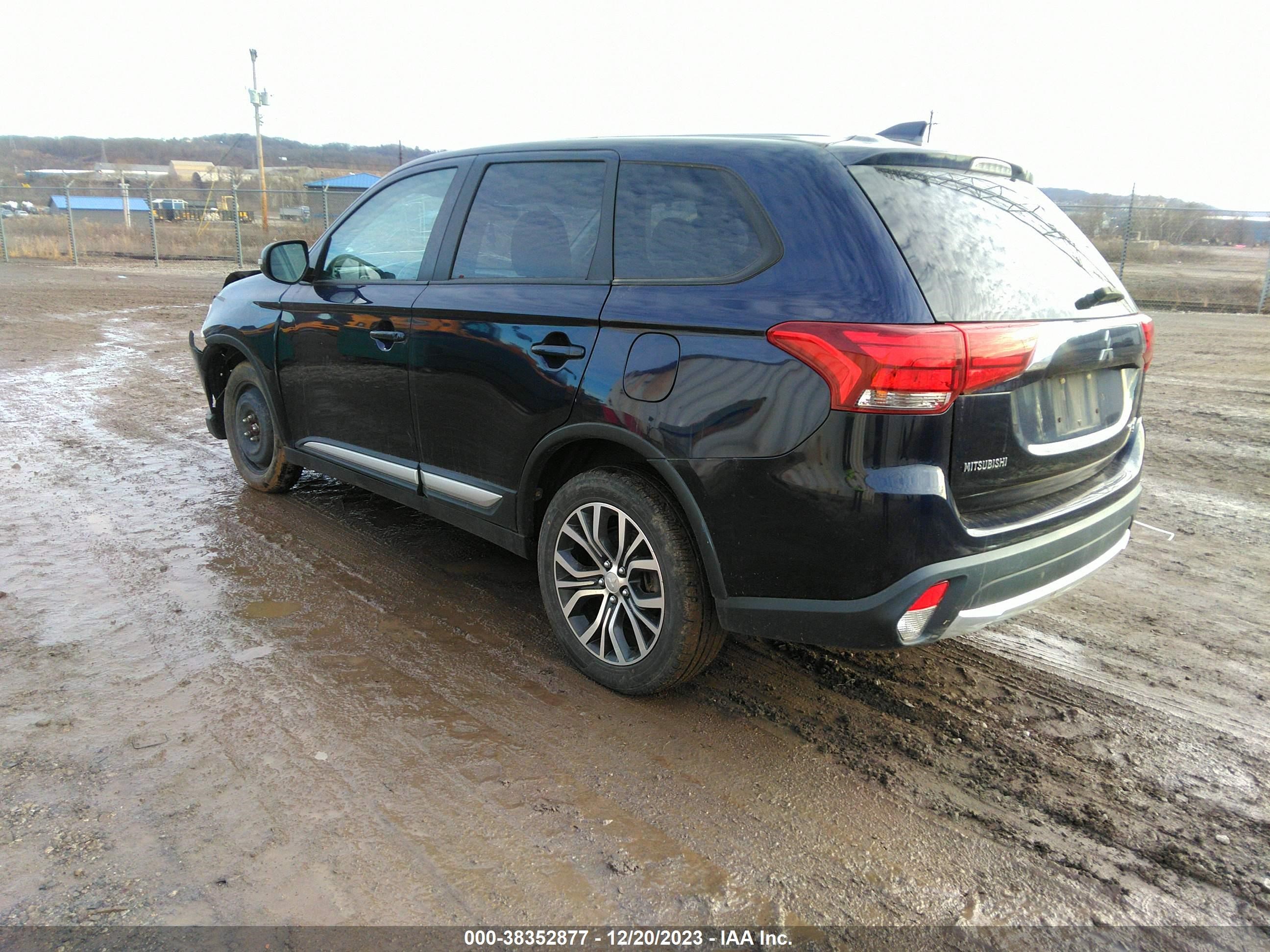 Photo 2 VIN: JA4AZ3A32HZ066359 - MITSUBISHI OUTLANDER 