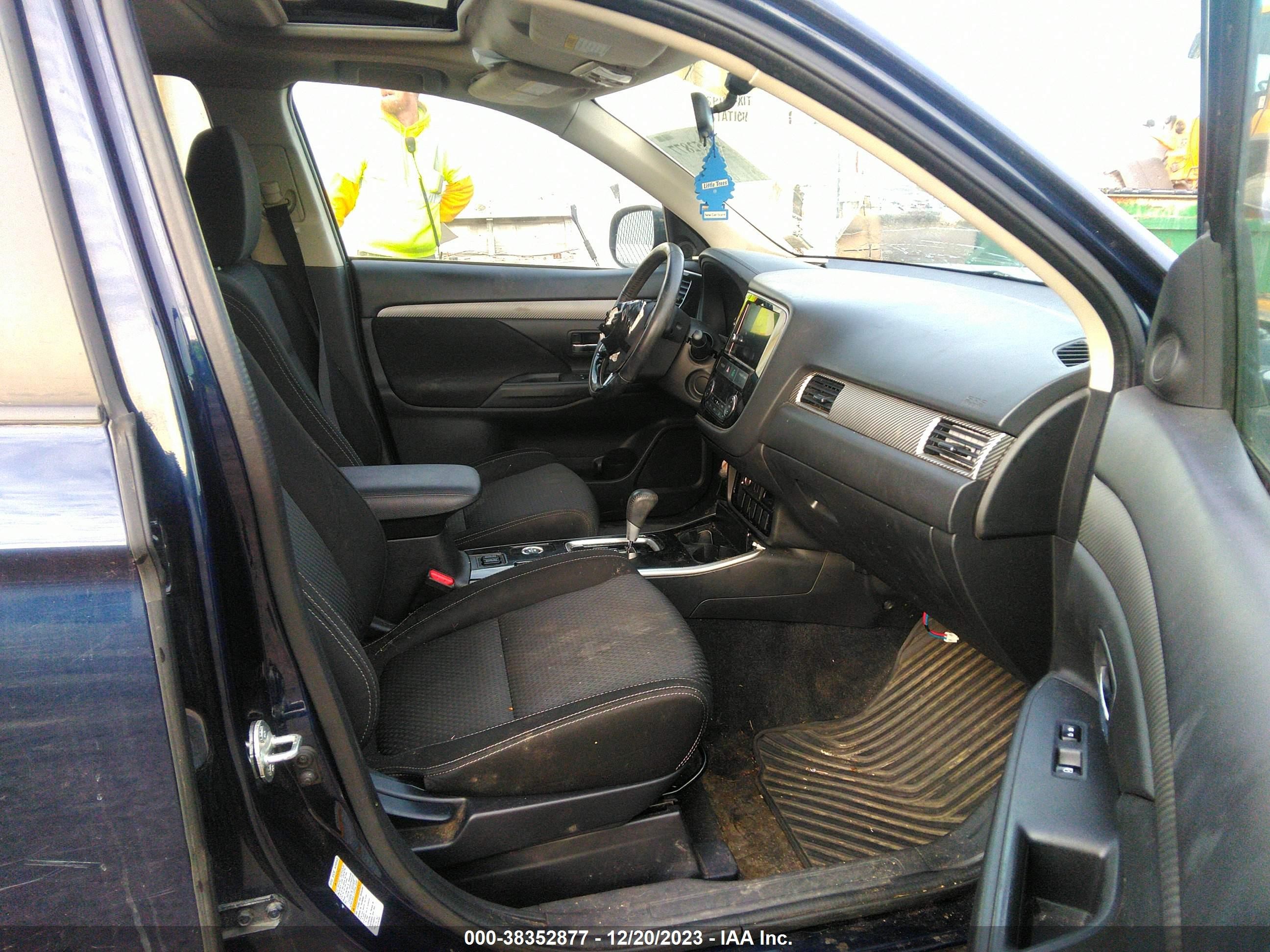 Photo 4 VIN: JA4AZ3A32HZ066359 - MITSUBISHI OUTLANDER 