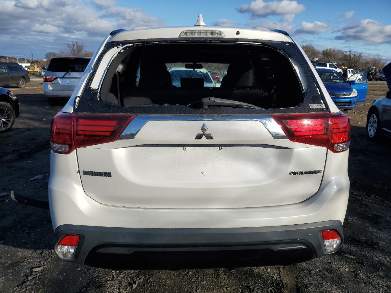 Photo 5 VIN: JA4AZ3A32KZ025222 - MITSUBISHI OUTLANDER 