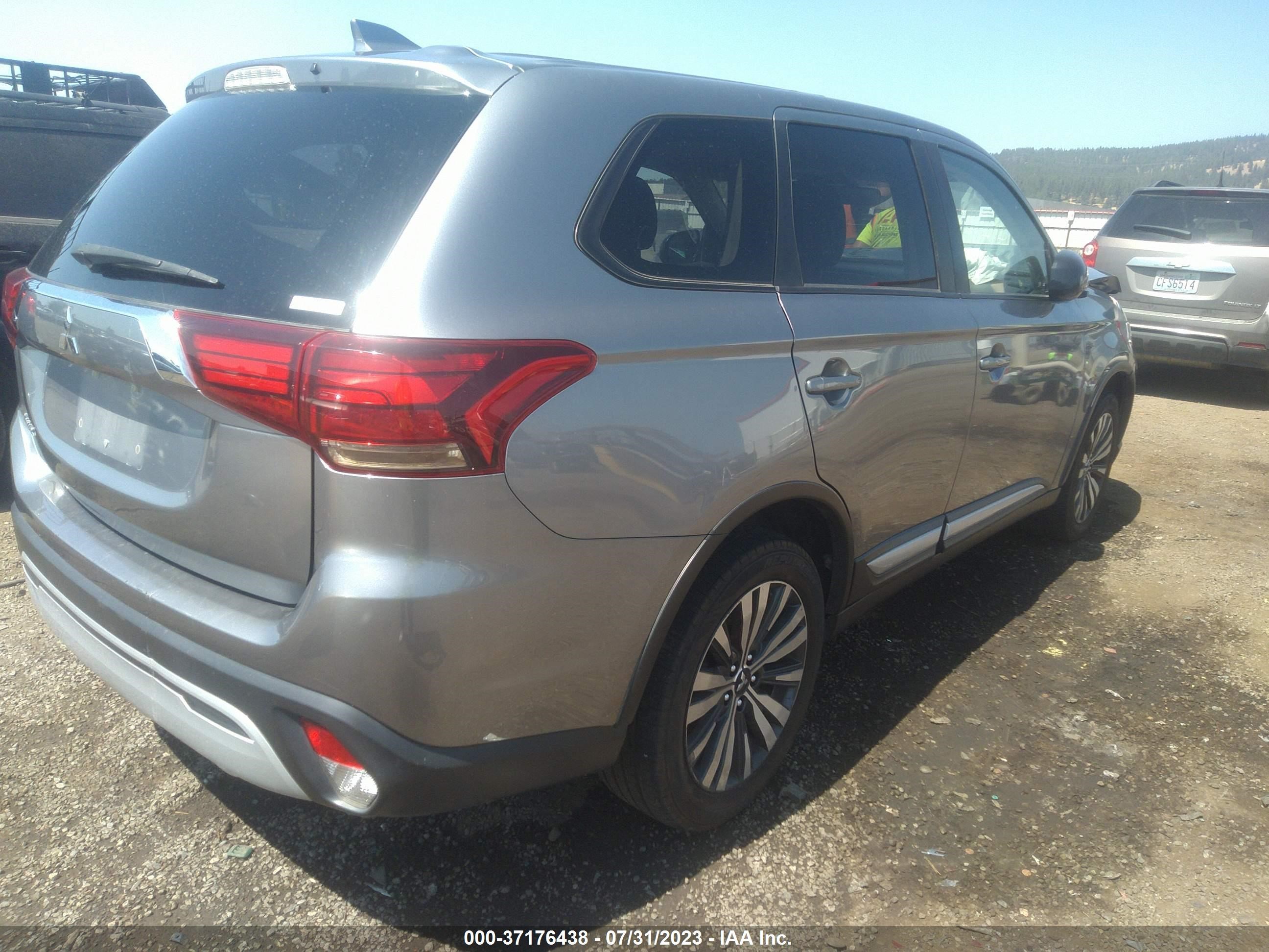 Photo 3 VIN: JA4AZ3A32LZ027571 - MITSUBISHI OUTLANDER 