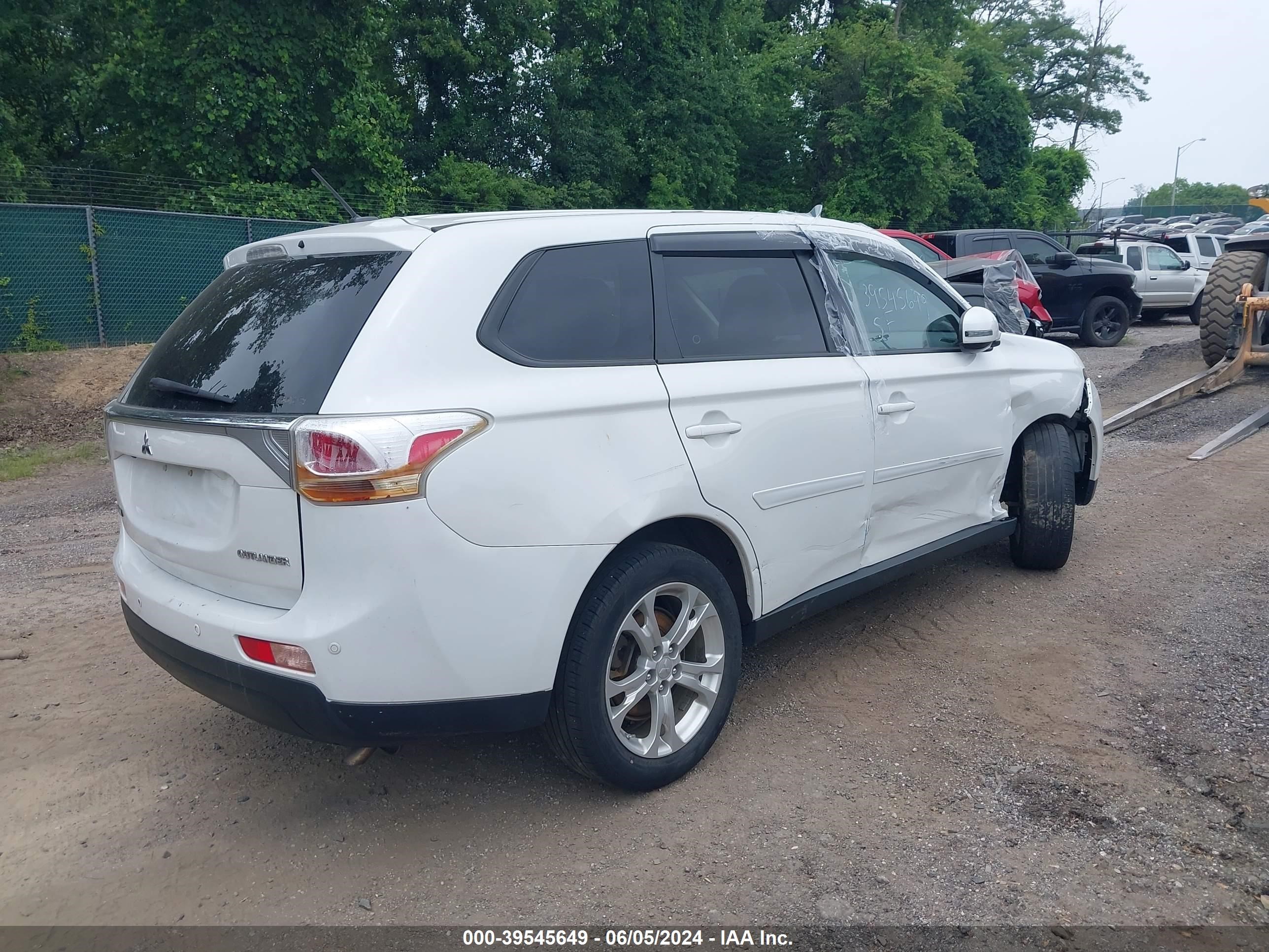 Photo 3 VIN: JA4AZ3A33EZ010880 - MITSUBISHI OUTLANDER 