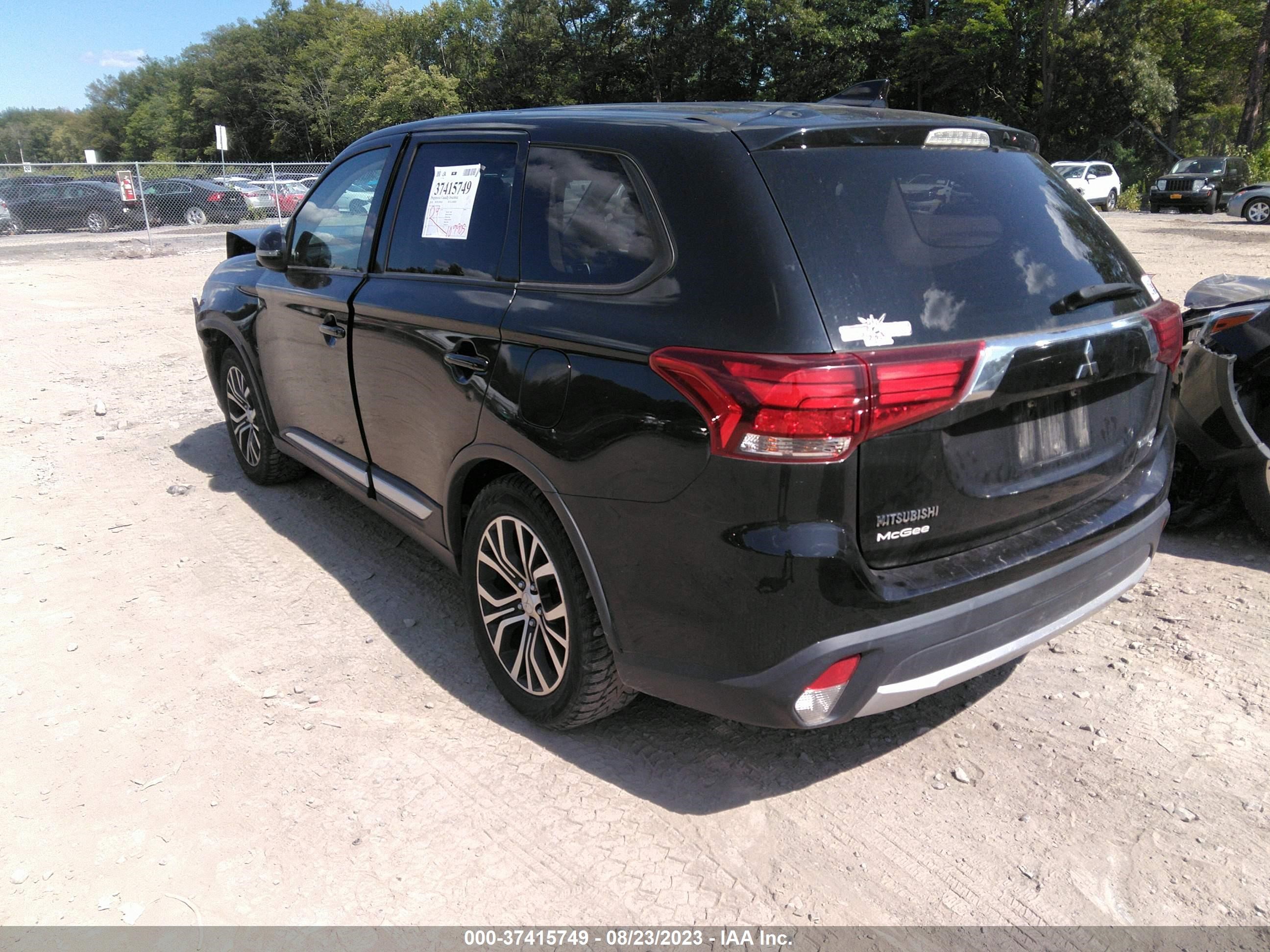 Photo 2 VIN: JA4AZ3A33JJ001105 - MITSUBISHI OUTLANDER 