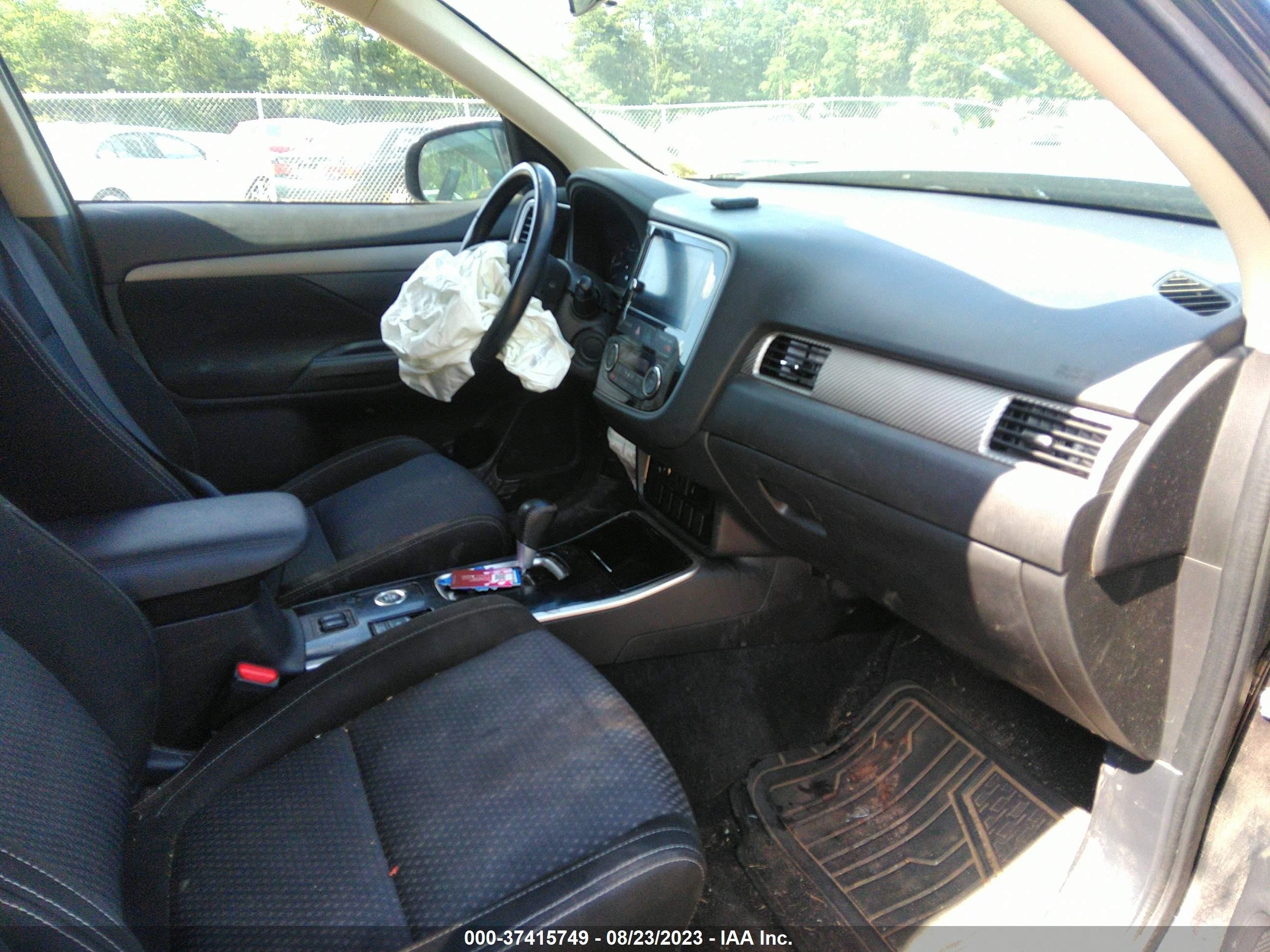 Photo 4 VIN: JA4AZ3A33JJ001105 - MITSUBISHI OUTLANDER 