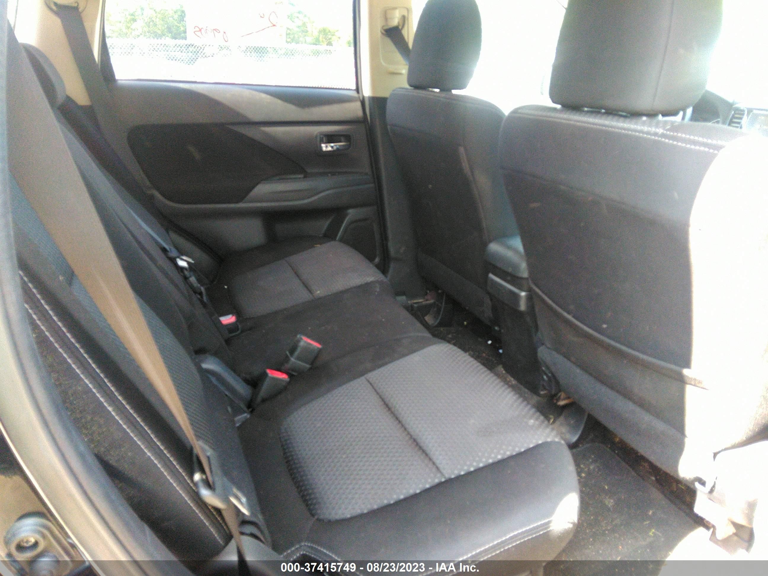 Photo 7 VIN: JA4AZ3A33JJ001105 - MITSUBISHI OUTLANDER 