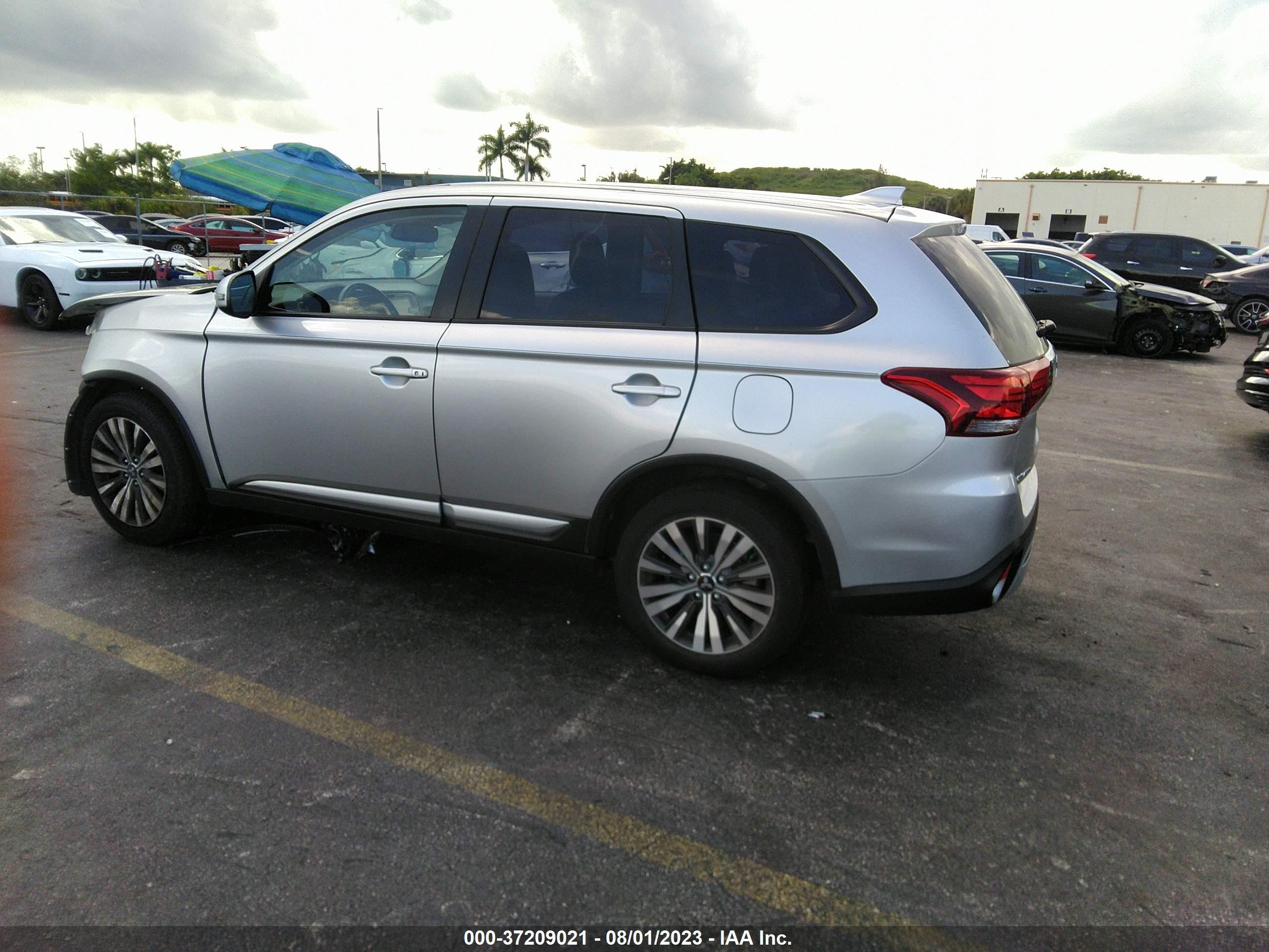 Photo 2 VIN: JA4AZ3A33LZ044265 - MITSUBISHI OUTLANDER 