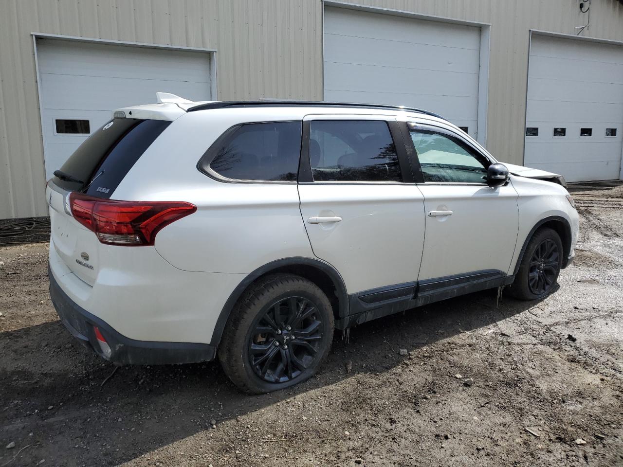 Photo 2 VIN: JA4AZ3A34JZ067096 - MITSUBISHI OUTLANDER 