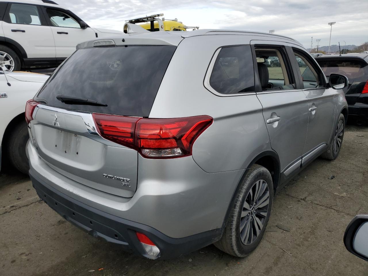 Photo 2 VIN: JA4AZ3A35KZ041947 - MITSUBISHI OUTLANDER 