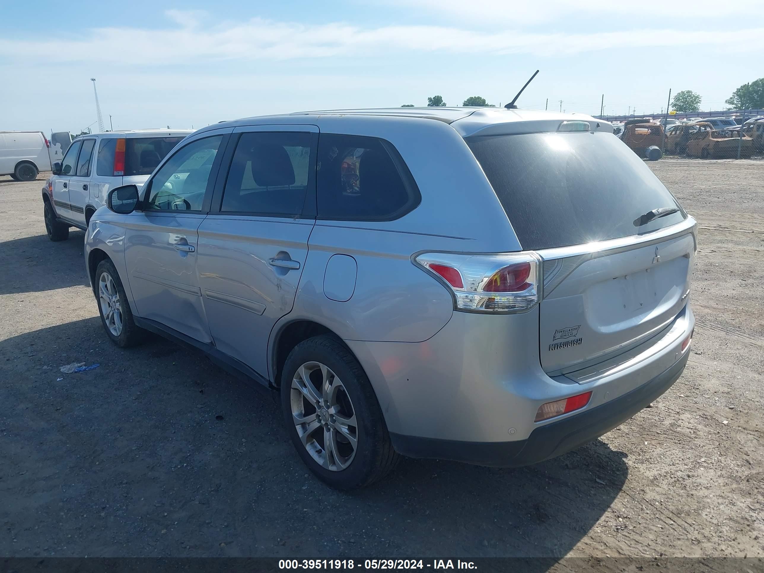 Photo 2 VIN: JA4AZ3A36EZ016690 - MITSUBISHI OUTLANDER 