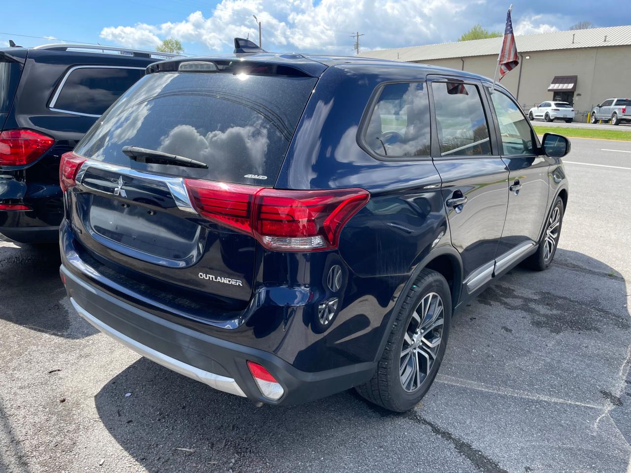 Photo 3 VIN: JA4AZ3A36JZ053815 - MITSUBISHI OUTLANDER 