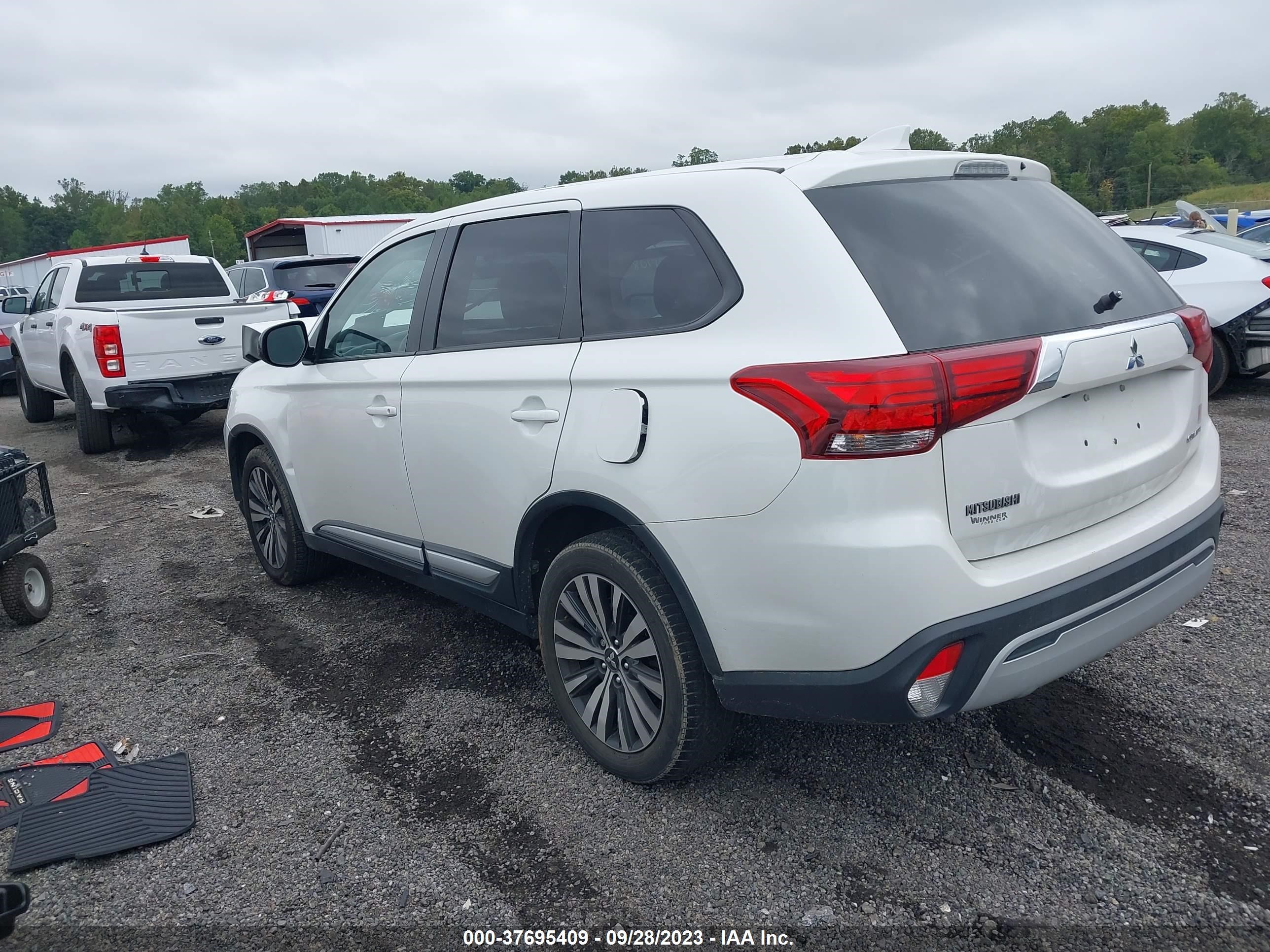 Photo 2 VIN: JA4AZ3A36KZ004891 - MITSUBISHI OUTLANDER 