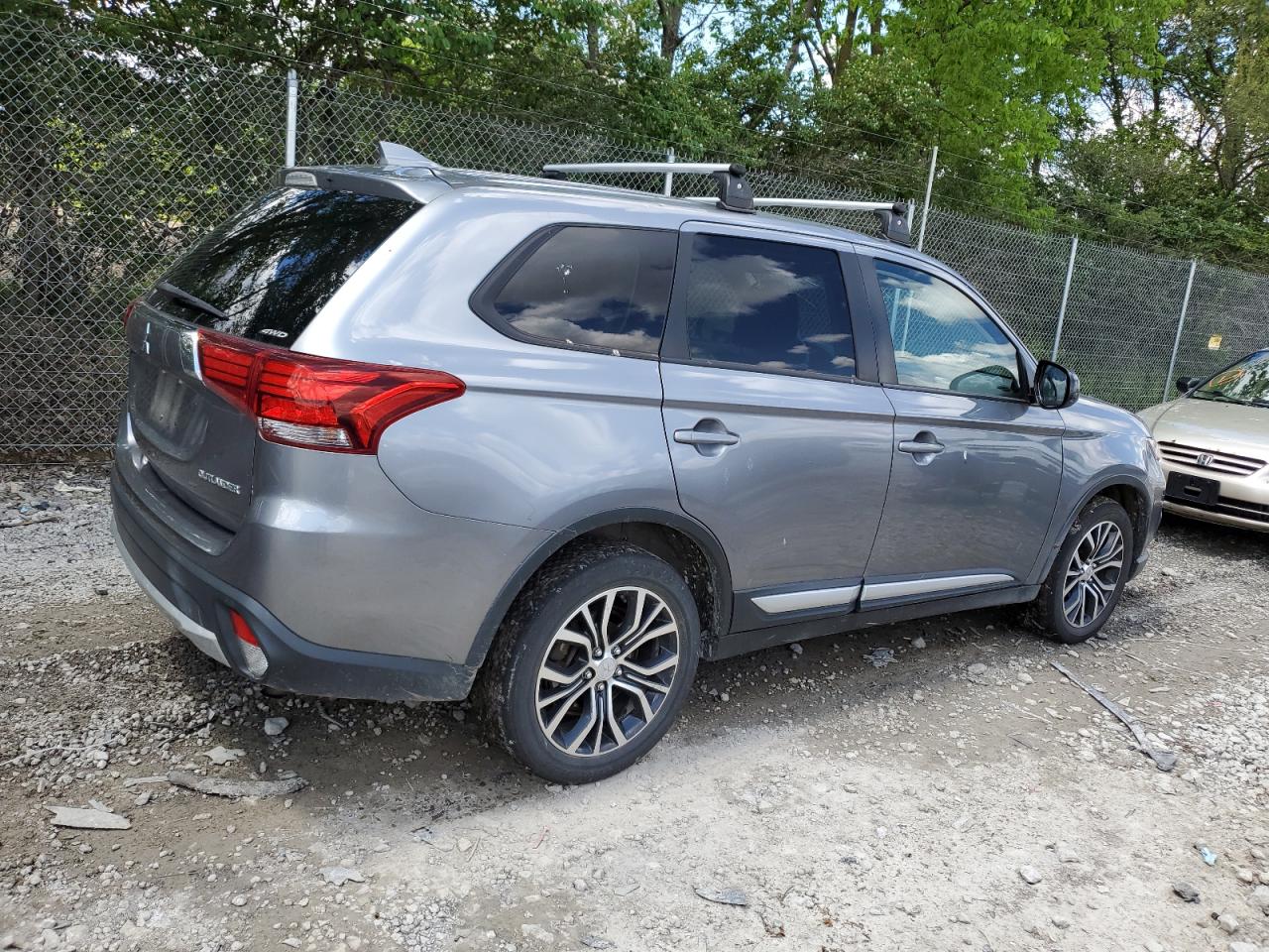 Photo 2 VIN: JA4AZ3A38JZ057185 - MITSUBISHI OUTLANDER 