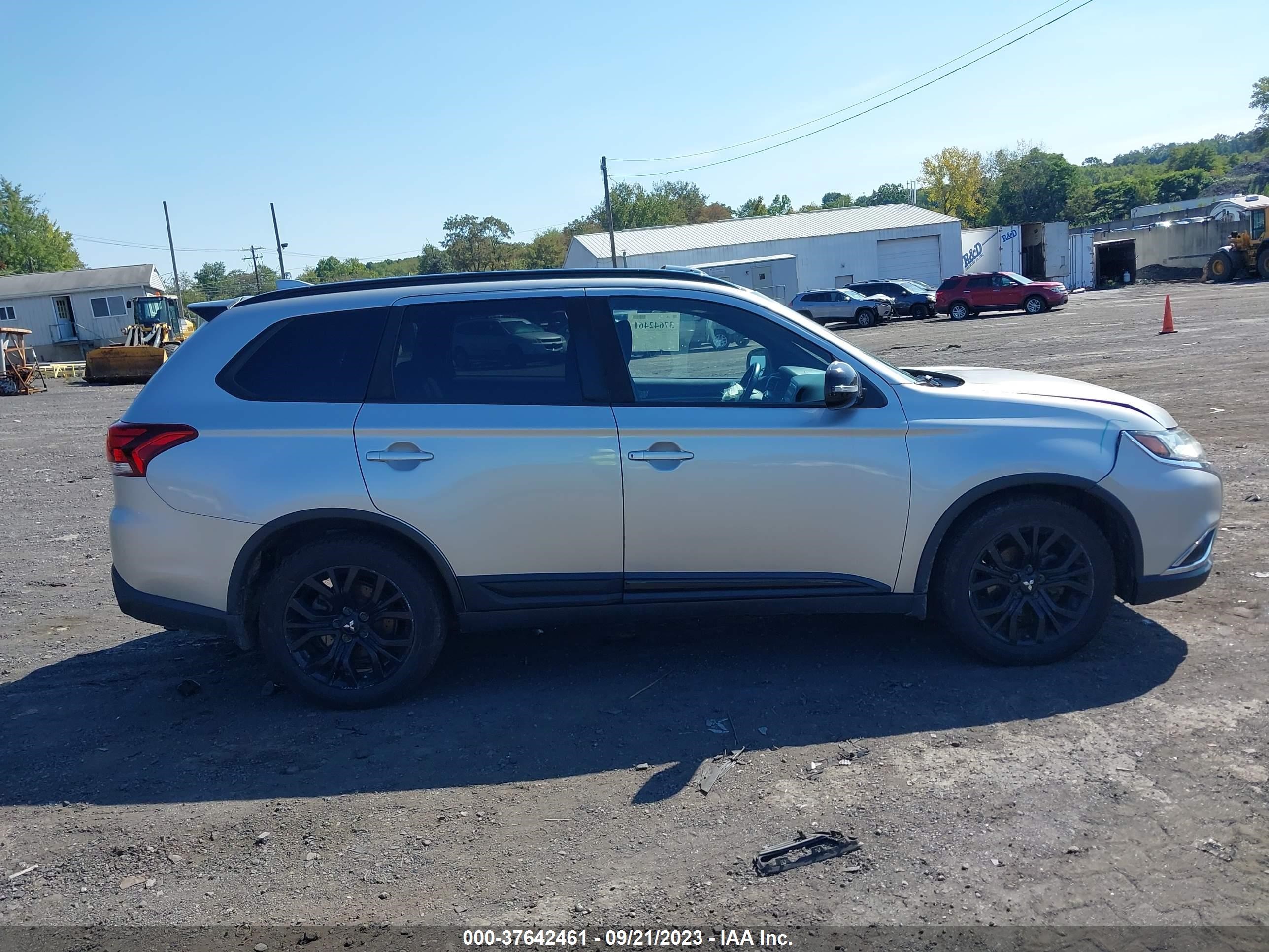 Photo 12 VIN: JA4AZ3A38JZ067909 - MITSUBISHI OUTLANDER 