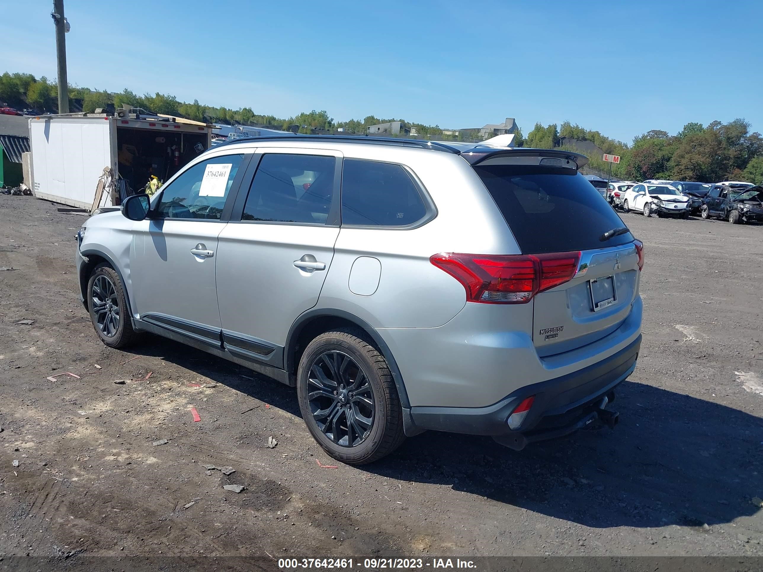 Photo 2 VIN: JA4AZ3A38JZ067909 - MITSUBISHI OUTLANDER 