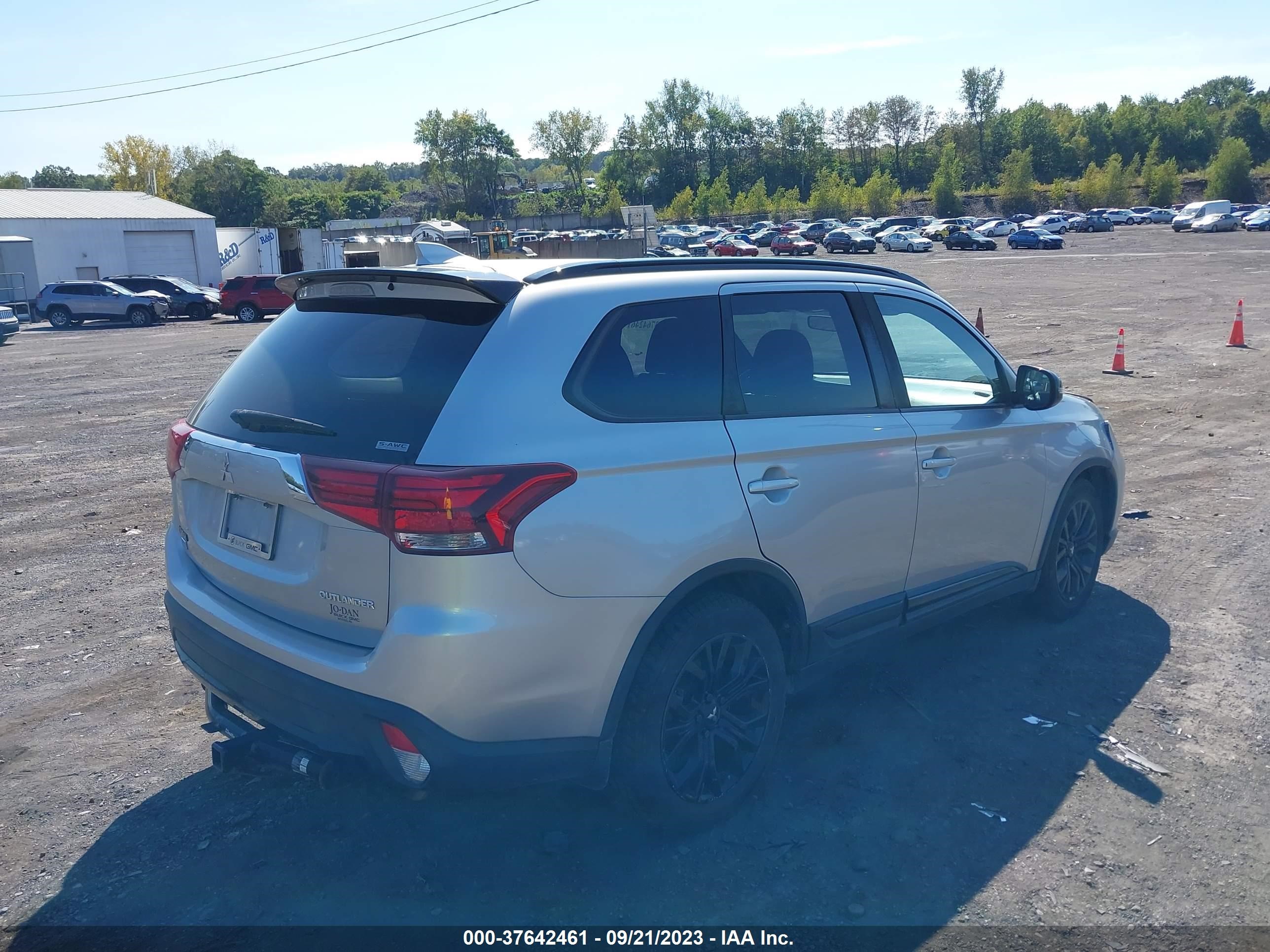 Photo 3 VIN: JA4AZ3A38JZ067909 - MITSUBISHI OUTLANDER 