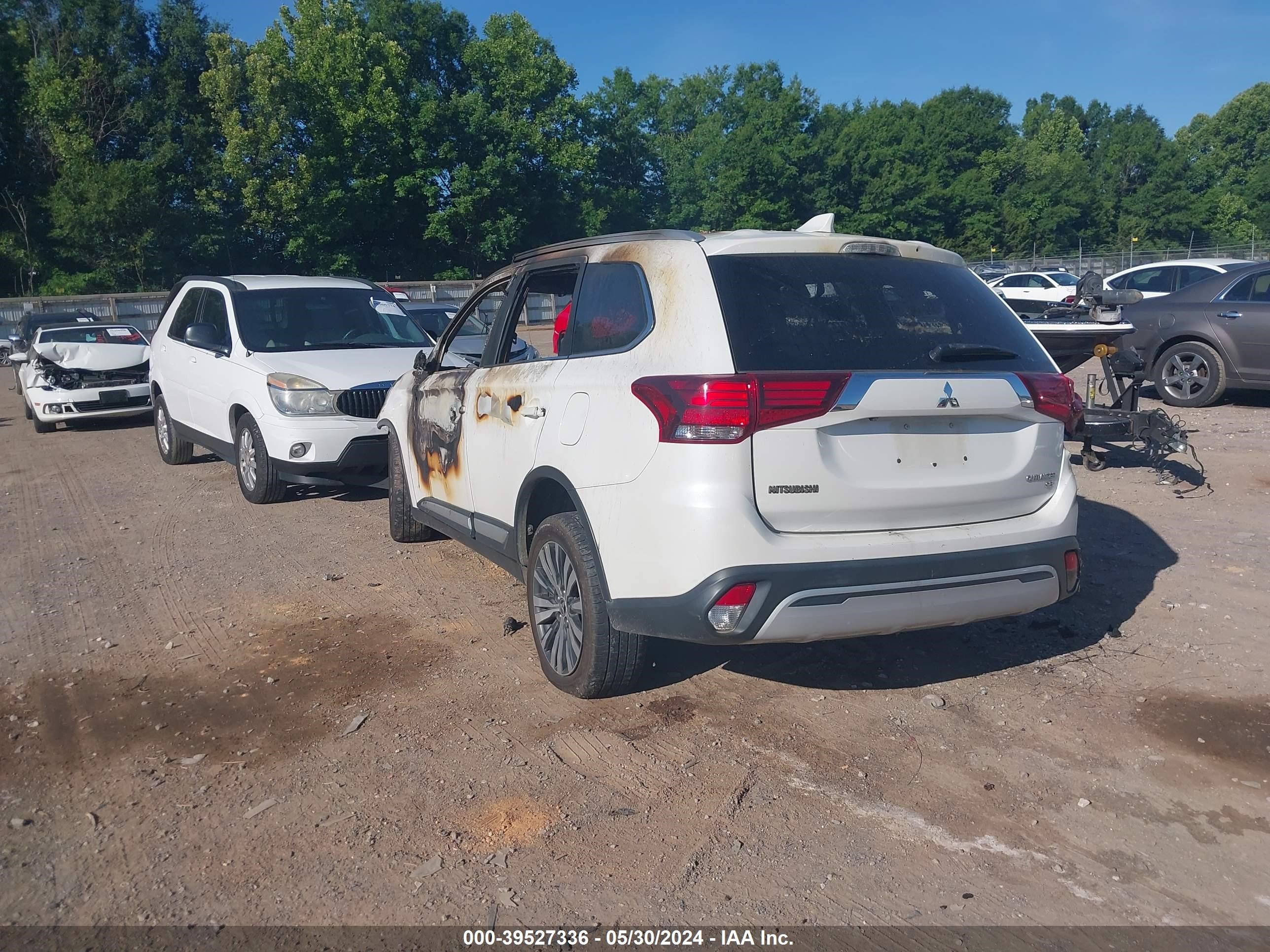 Photo 2 VIN: JA4AZ3A38KZ022891 - MITSUBISHI OUTLANDER 