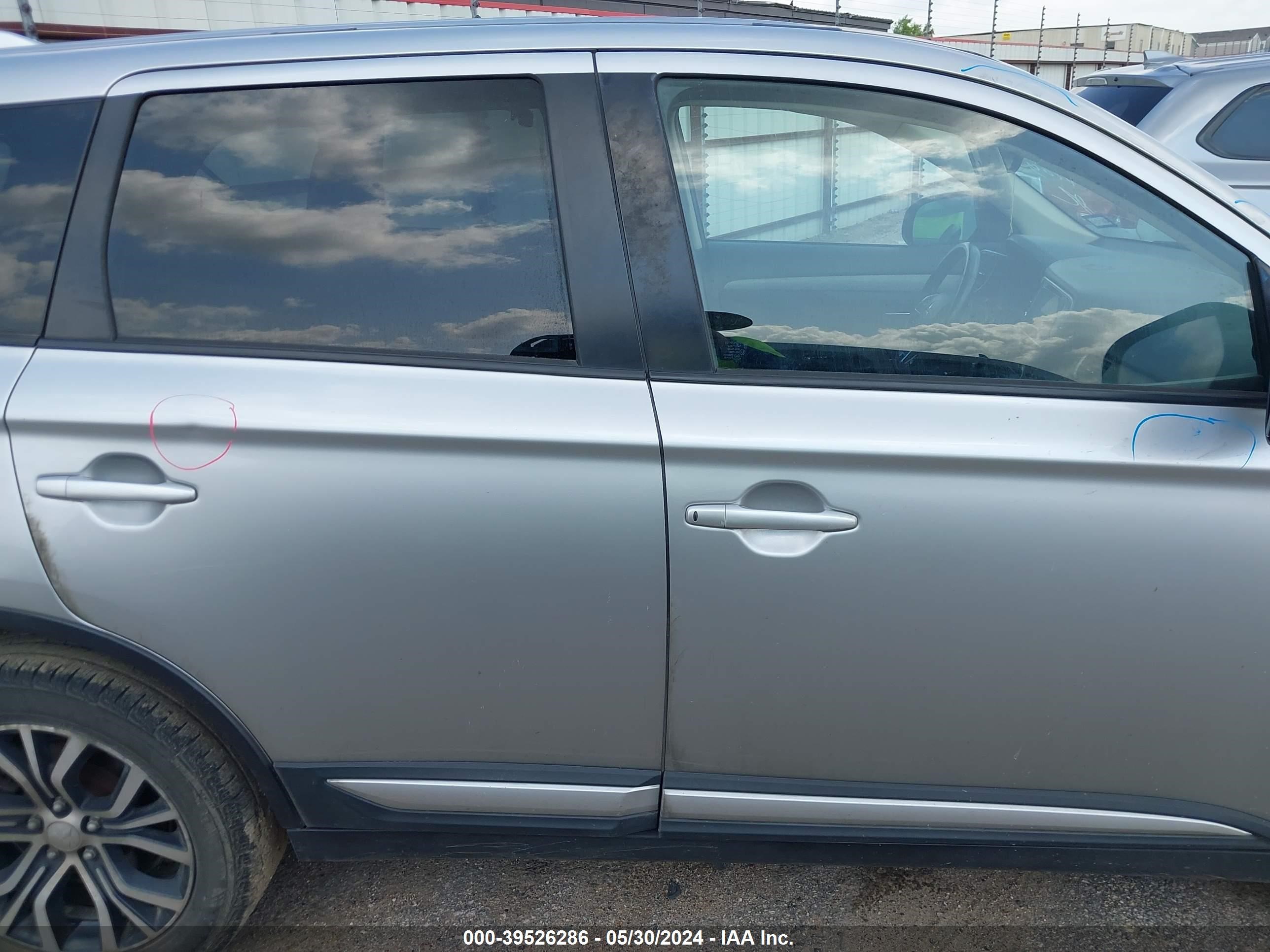 Photo 13 VIN: JA4AZ3A39JJ003411 - MITSUBISHI OUTLANDER 