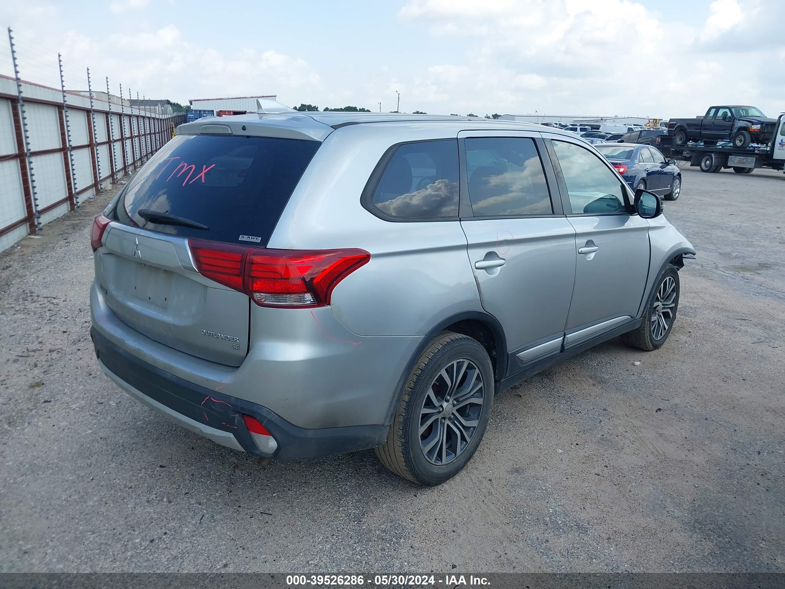 Photo 3 VIN: JA4AZ3A39JJ003411 - MITSUBISHI OUTLANDER 