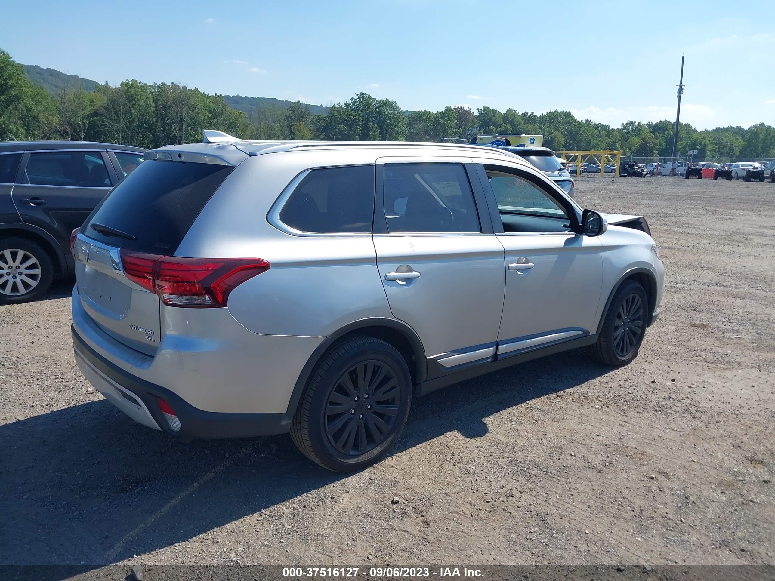 Photo 3 VIN: JA4AZ3A39KJ001062 - MITSUBISHI OUTLANDER 