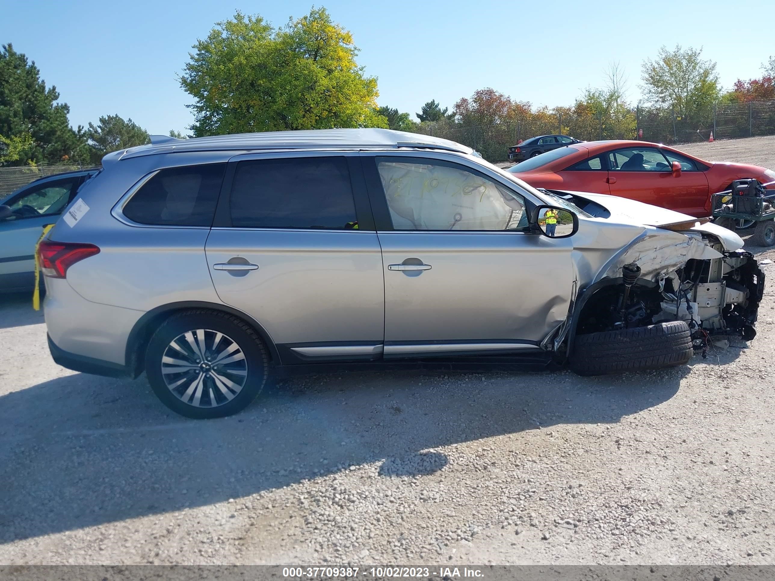 Photo 11 VIN: JA4AZ3A39KZ018526 - MITSUBISHI OUTLANDER 