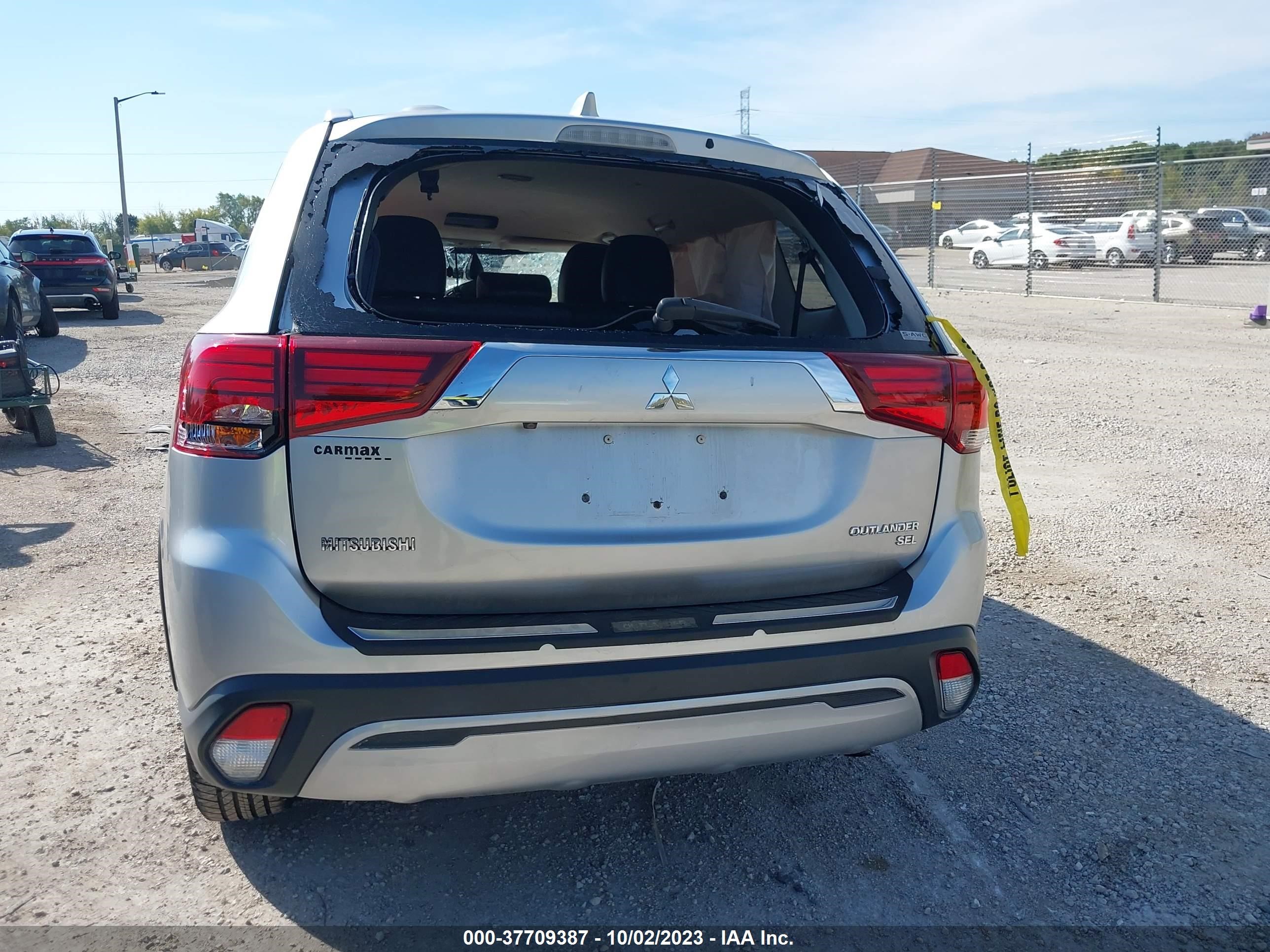 Photo 14 VIN: JA4AZ3A39KZ018526 - MITSUBISHI OUTLANDER 