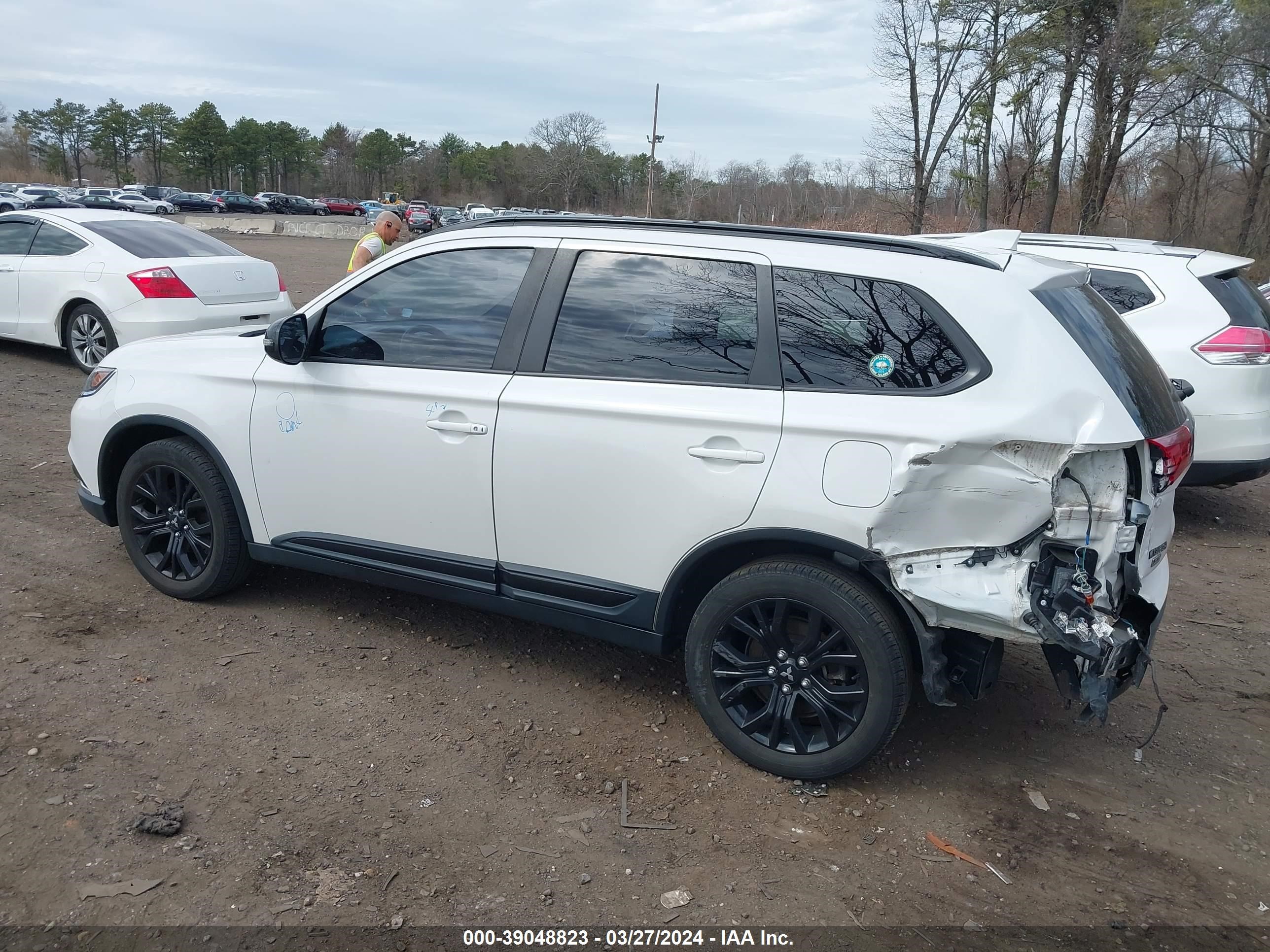 Photo 13 VIN: JA4AZ3A39KZ031714 - MITSUBISHI OUTLANDER 