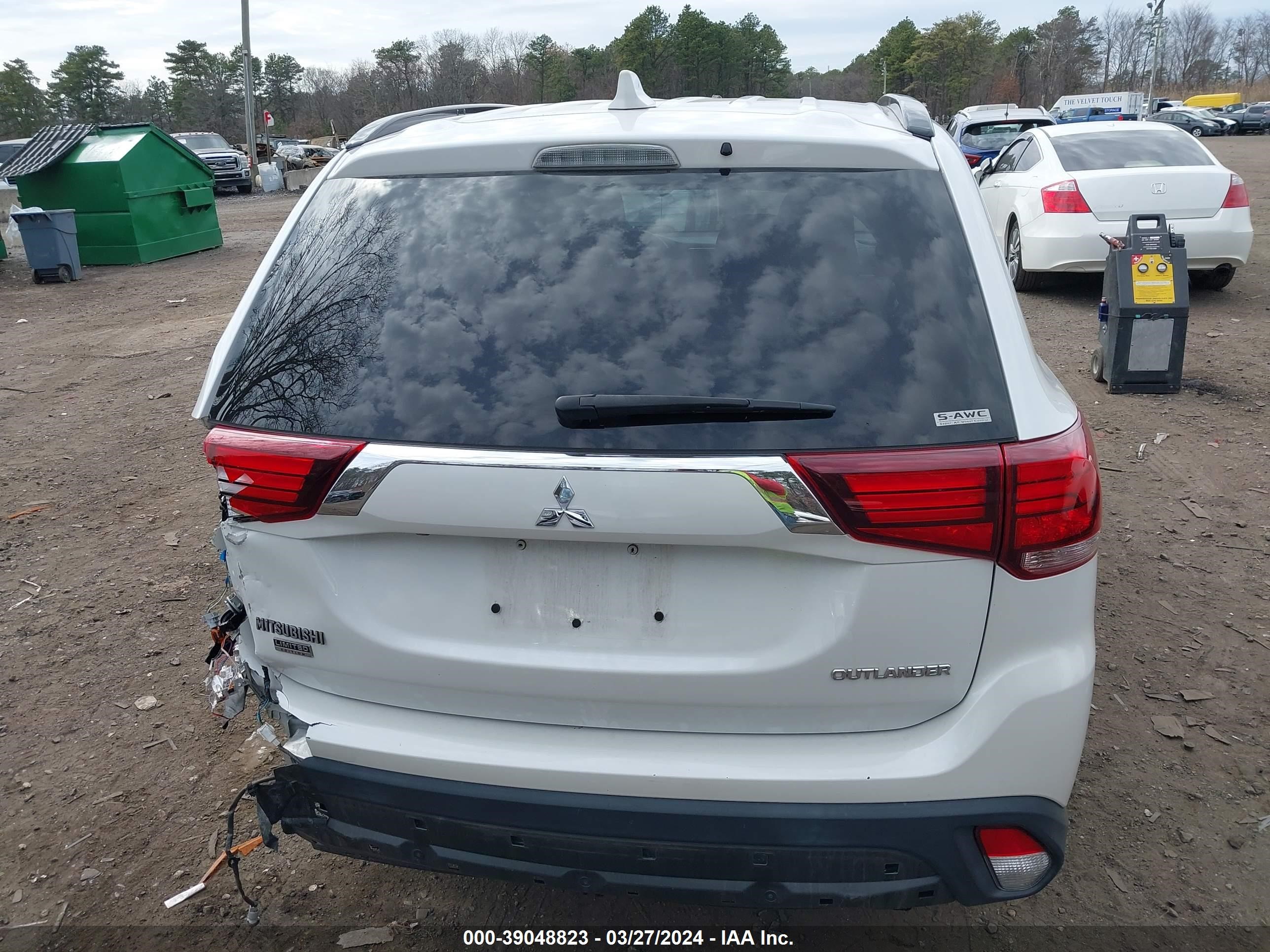 Photo 15 VIN: JA4AZ3A39KZ031714 - MITSUBISHI OUTLANDER 