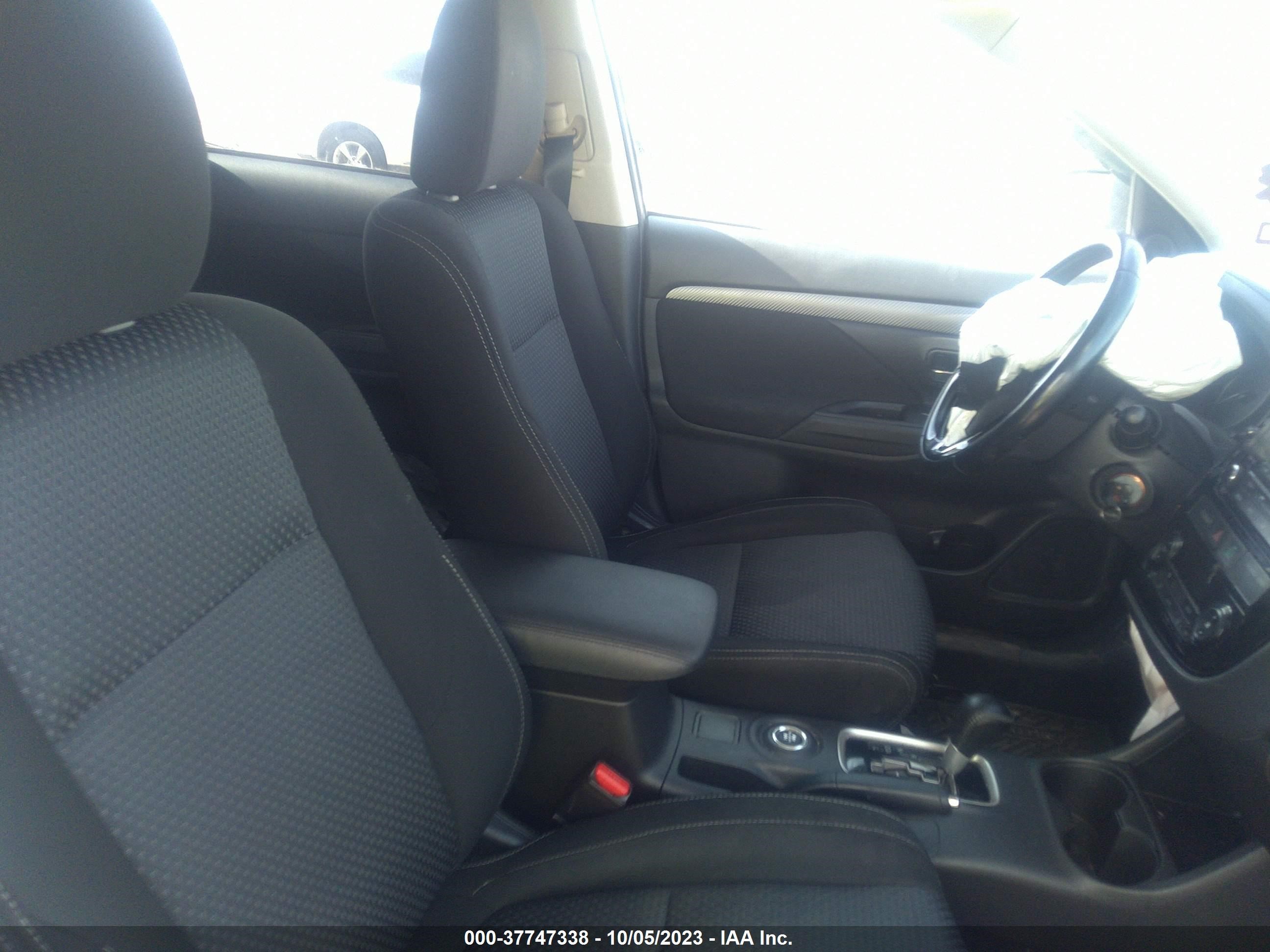 Photo 4 VIN: JA4AZ3A3XGZ025315 - MITSUBISHI OUTLANDER 