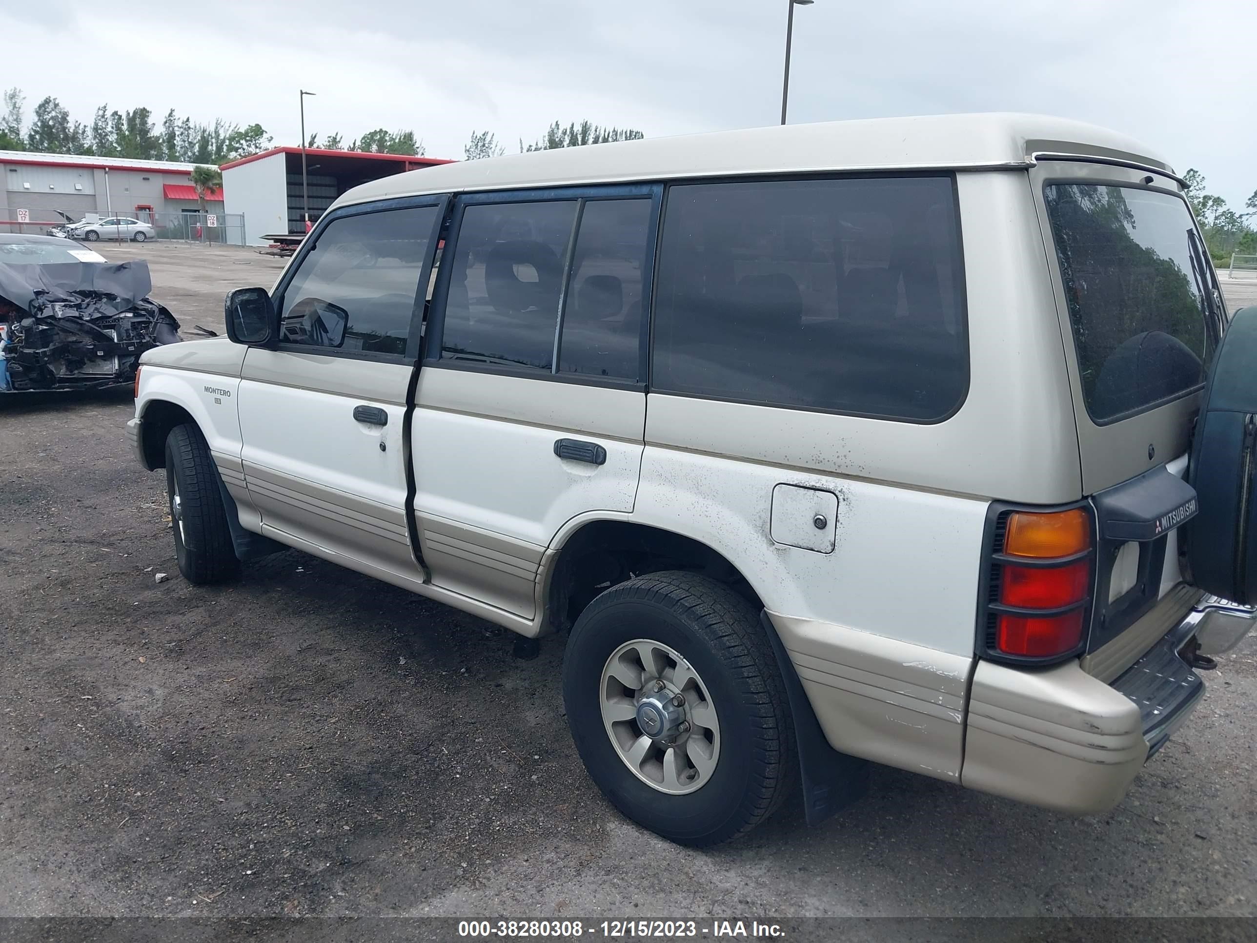 Photo 2 VIN: JA4GK41S5NJ006369 - MITSUBISHI MONTERO 