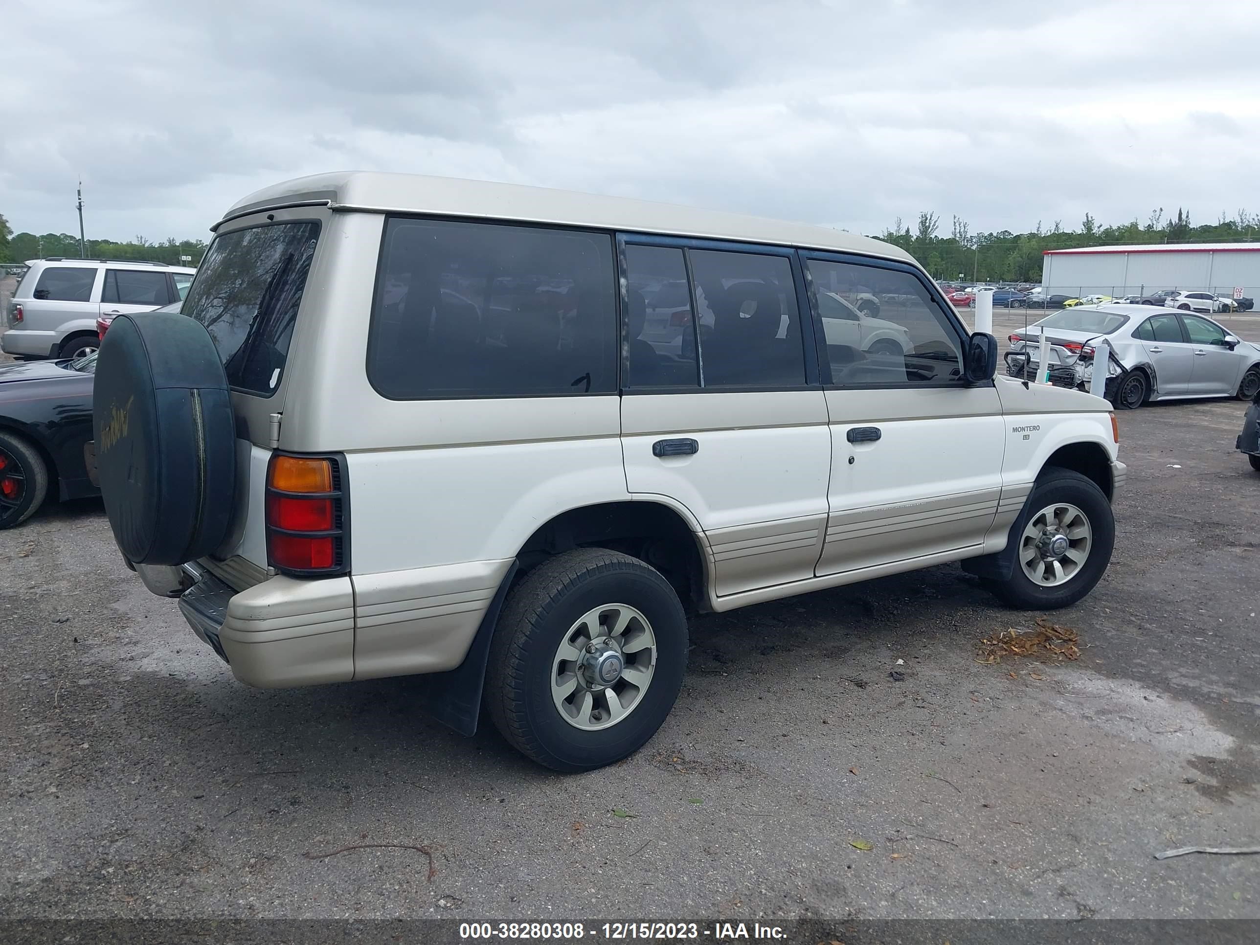 Photo 3 VIN: JA4GK41S5NJ006369 - MITSUBISHI MONTERO 