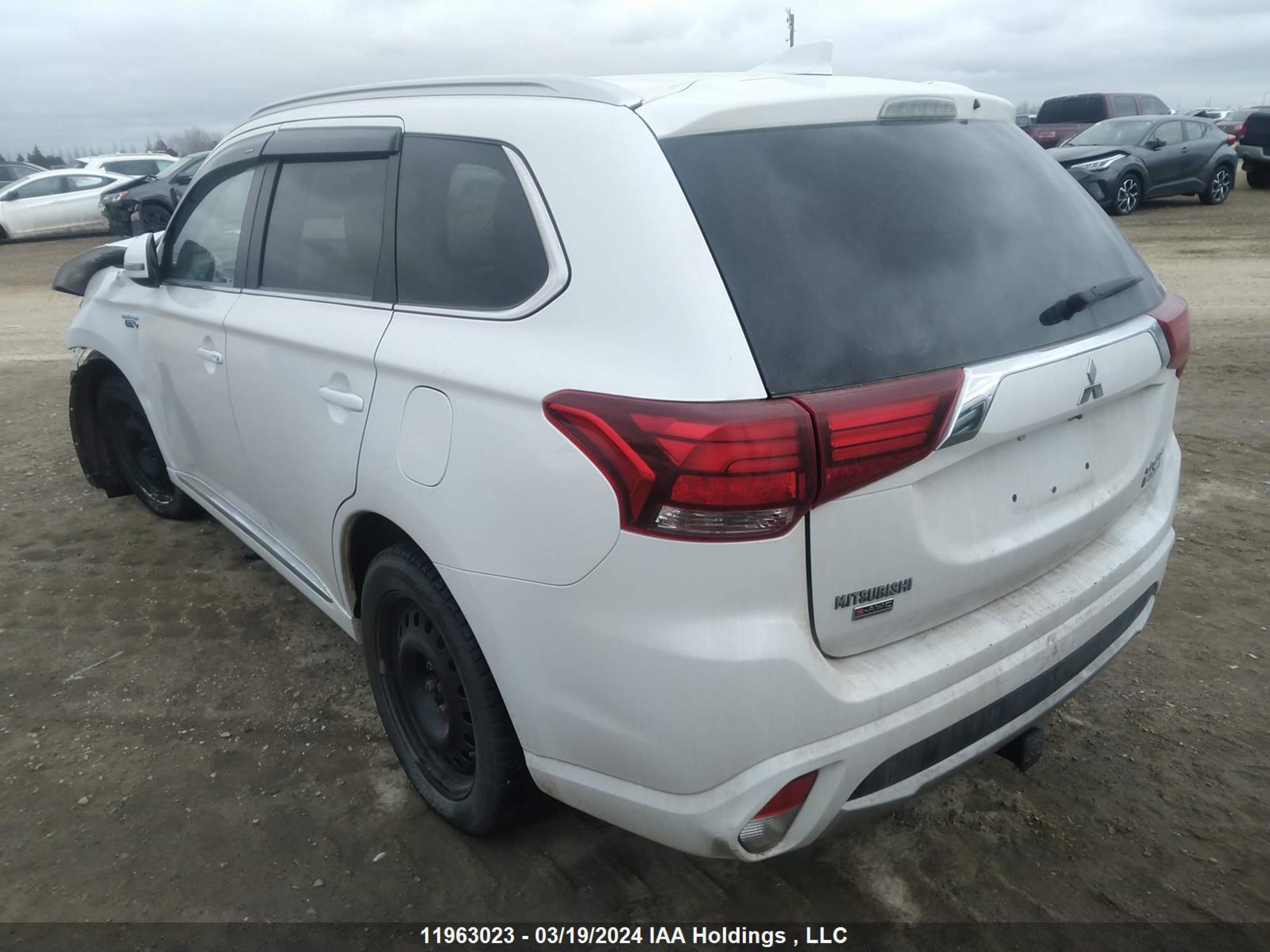 Photo 2 VIN: JA4J24A52JZ619268 - MITSUBISHI OUTLANDER 