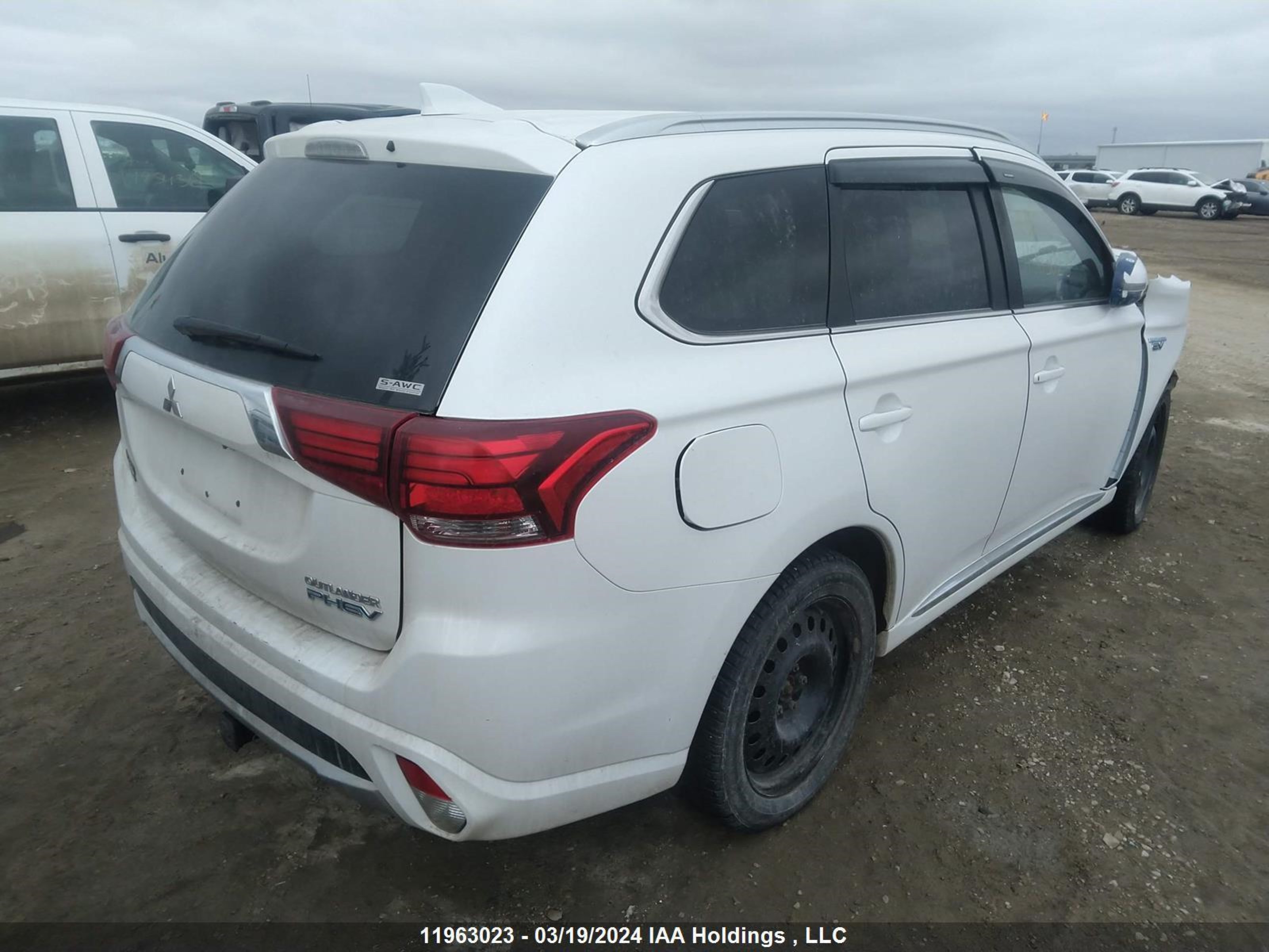 Photo 3 VIN: JA4J24A52JZ619268 - MITSUBISHI OUTLANDER 