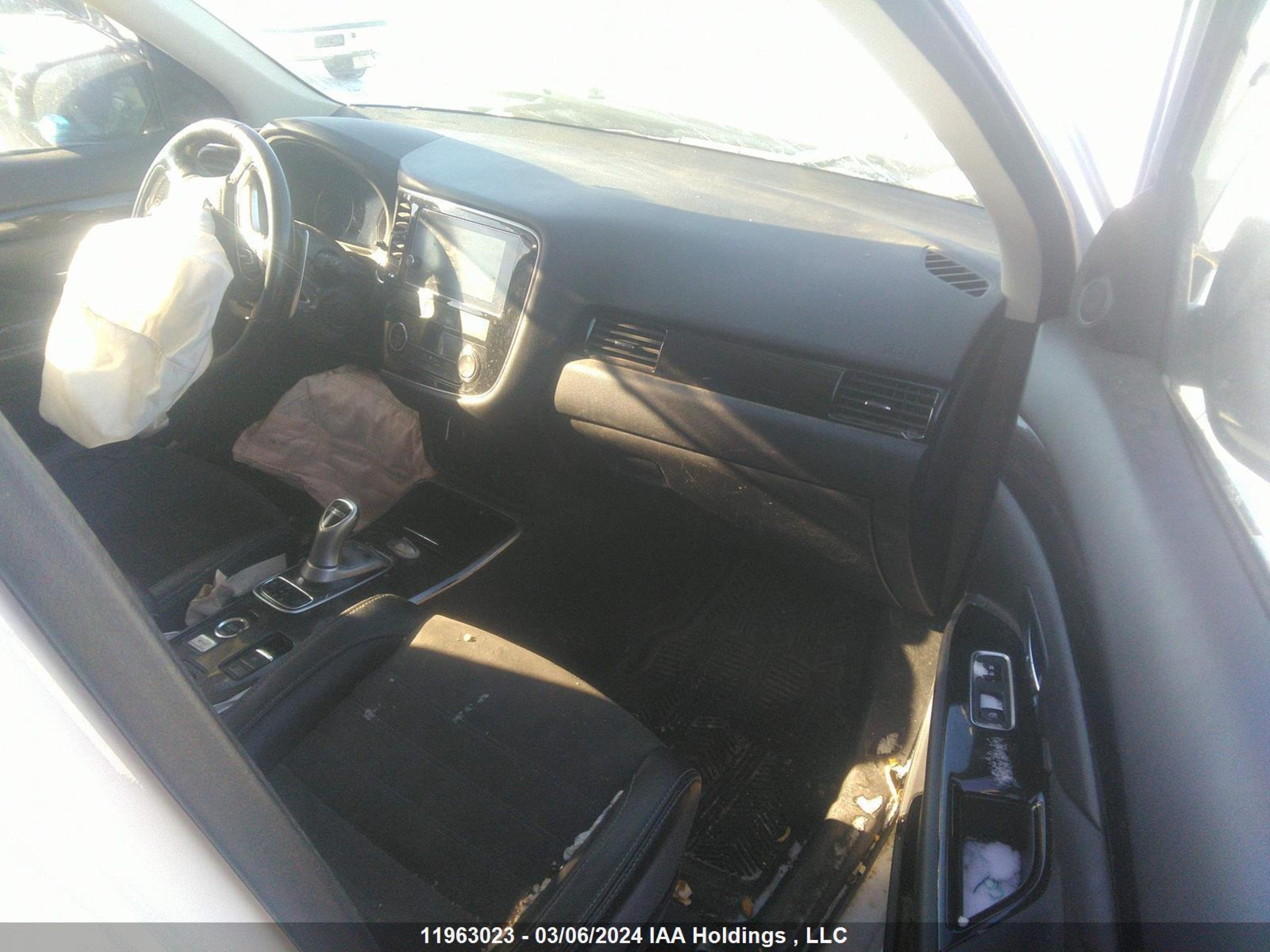 Photo 4 VIN: JA4J24A52JZ619268 - MITSUBISHI OUTLANDER 