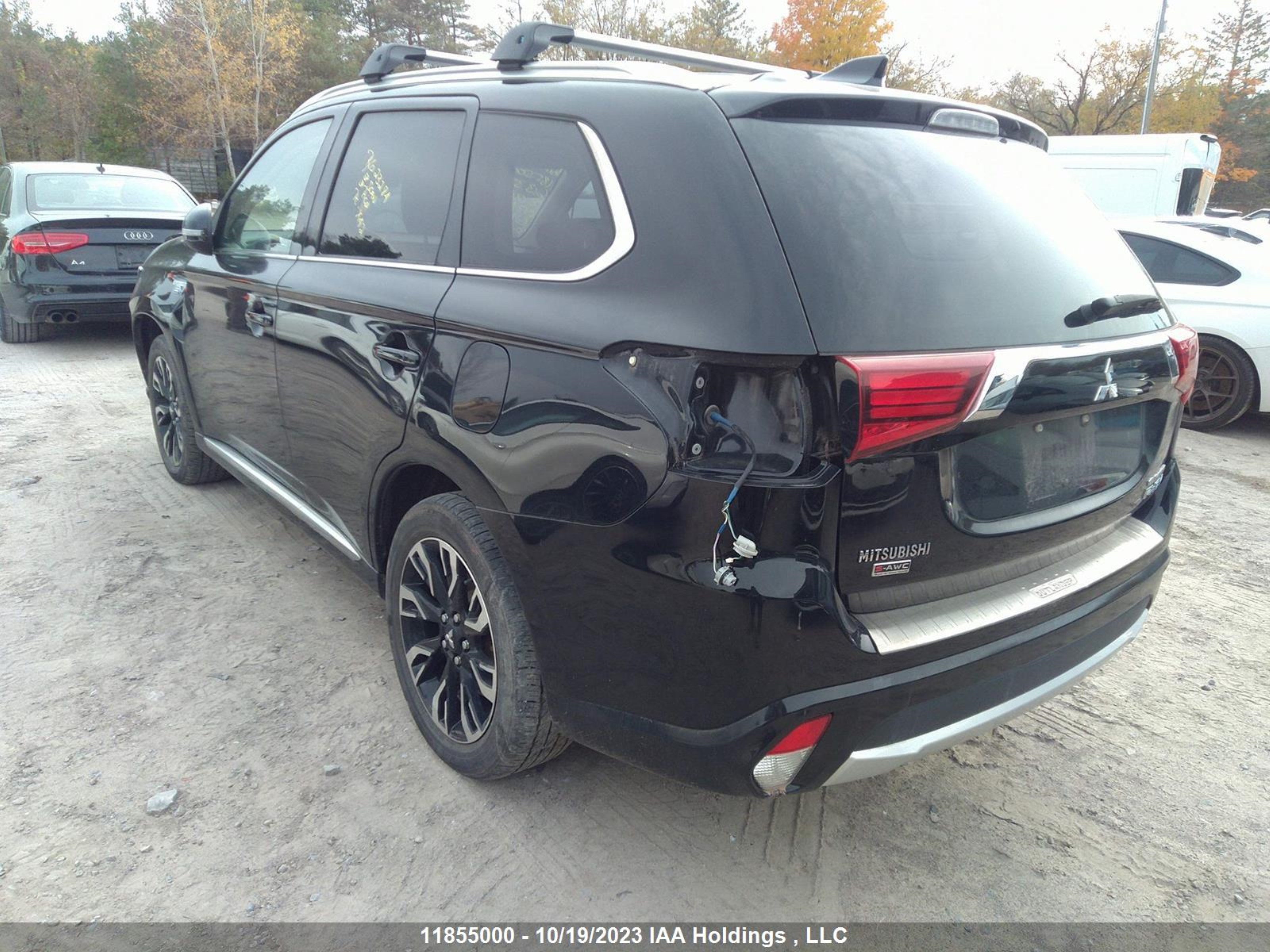 Photo 2 VIN: JA4J24A55JZ613335 - MITSUBISHI OUTLANDER 