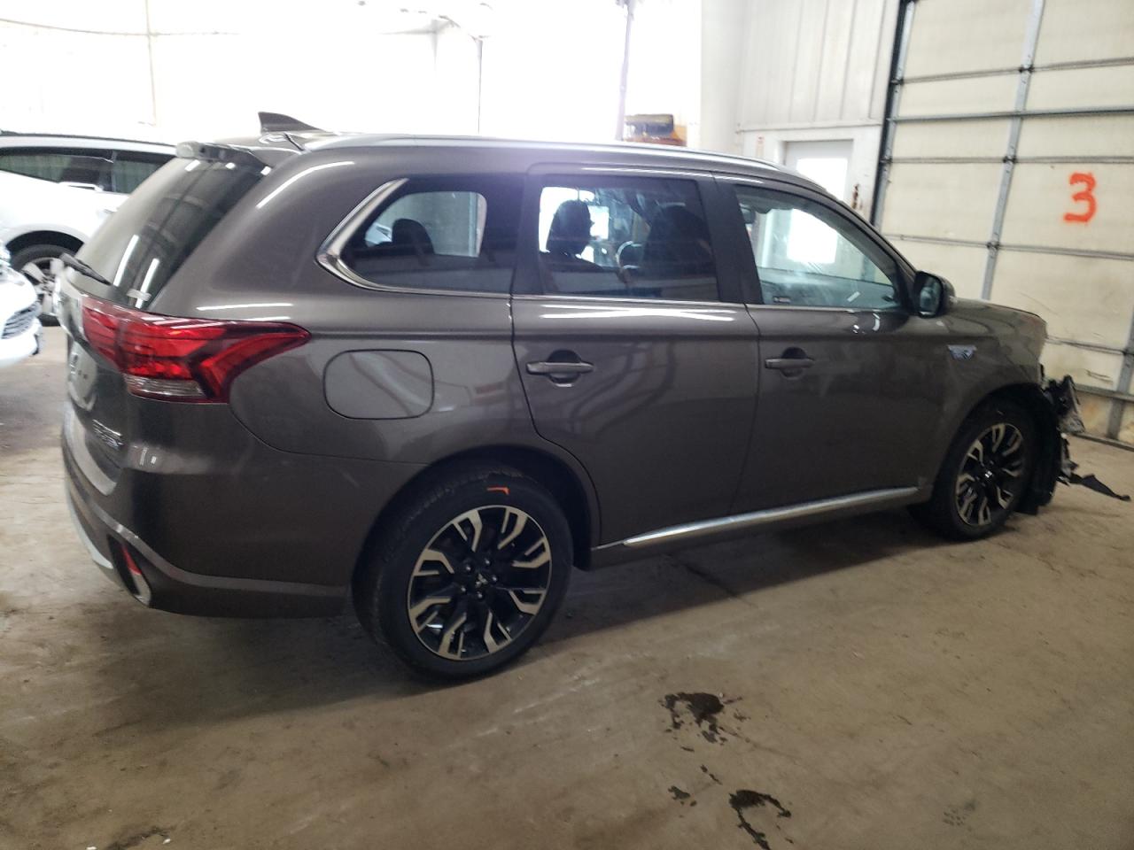 Photo 2 VIN: JA4J24A56JZ060355 - MITSUBISHI OUTLANDER 