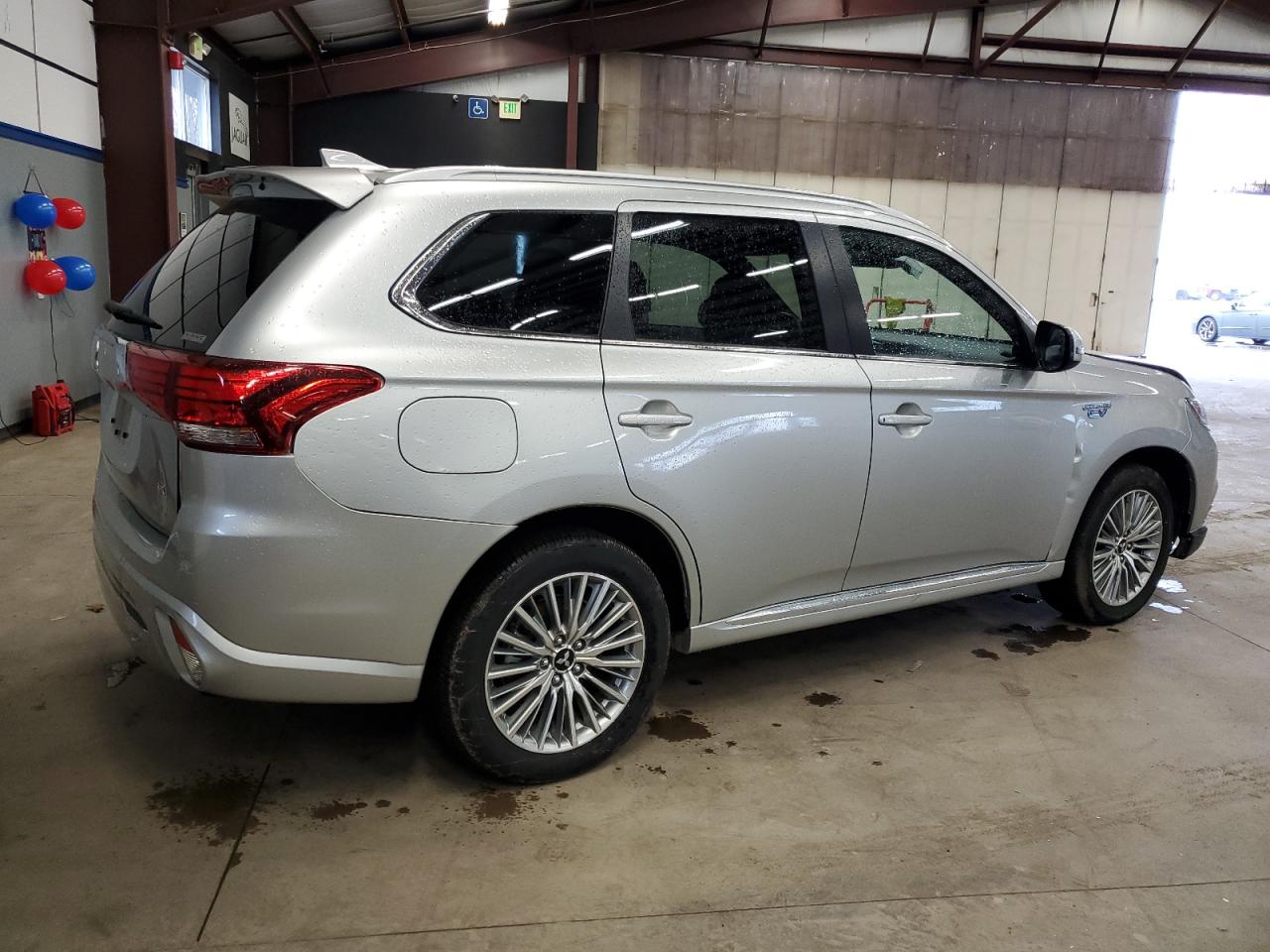 Photo 2 VIN: JA4J2VA70NZ063961 - MITSUBISHI OUTLANDER 